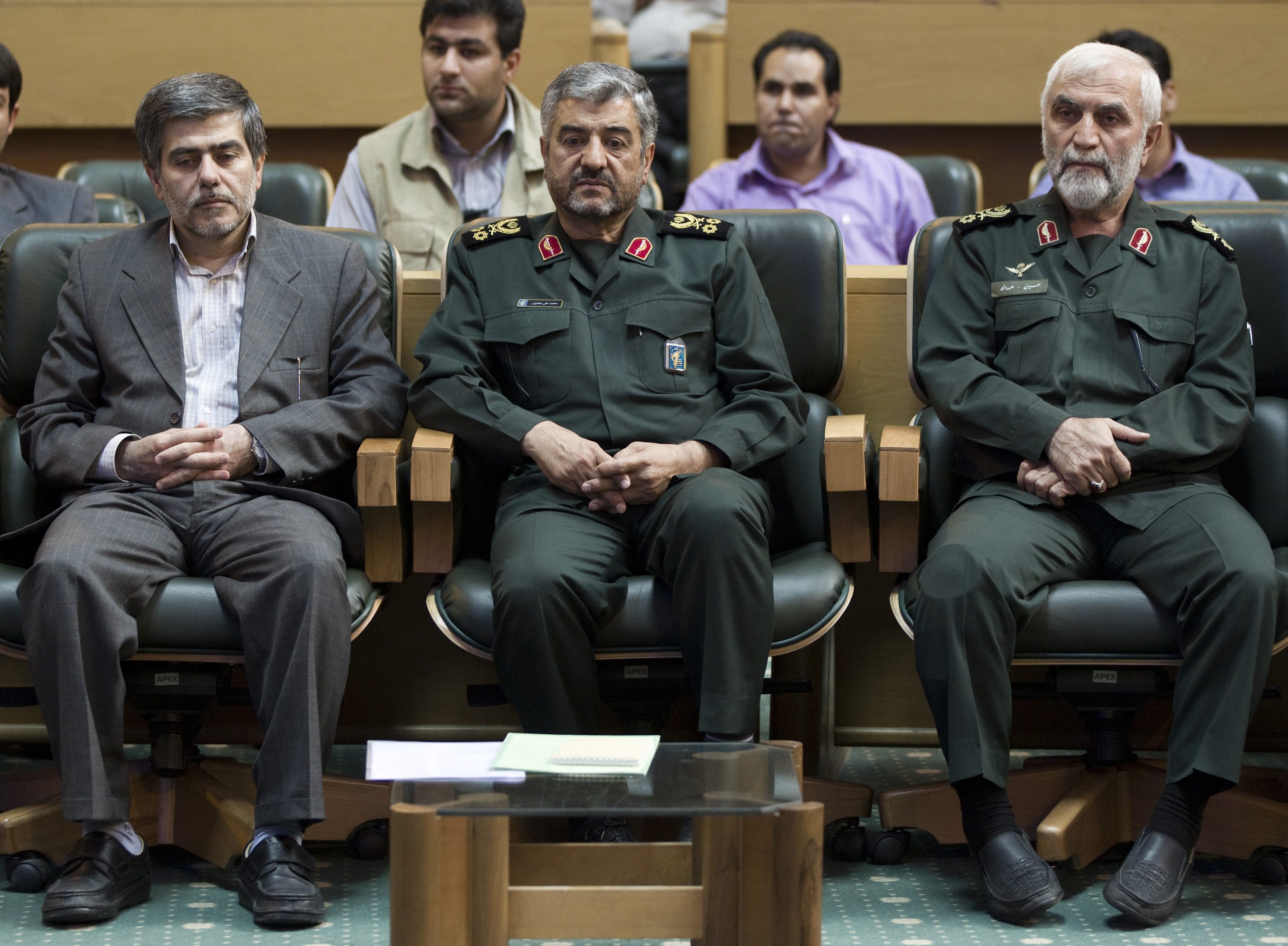 على الرغم من تصريحات الساسة الإيرانيين برفض لقاء ترمب، فالأزمة الاقتصادية تدفع المواطنين للموافقة وبعض خبراء من داخل إيران يرحبون، ولكن بشروط