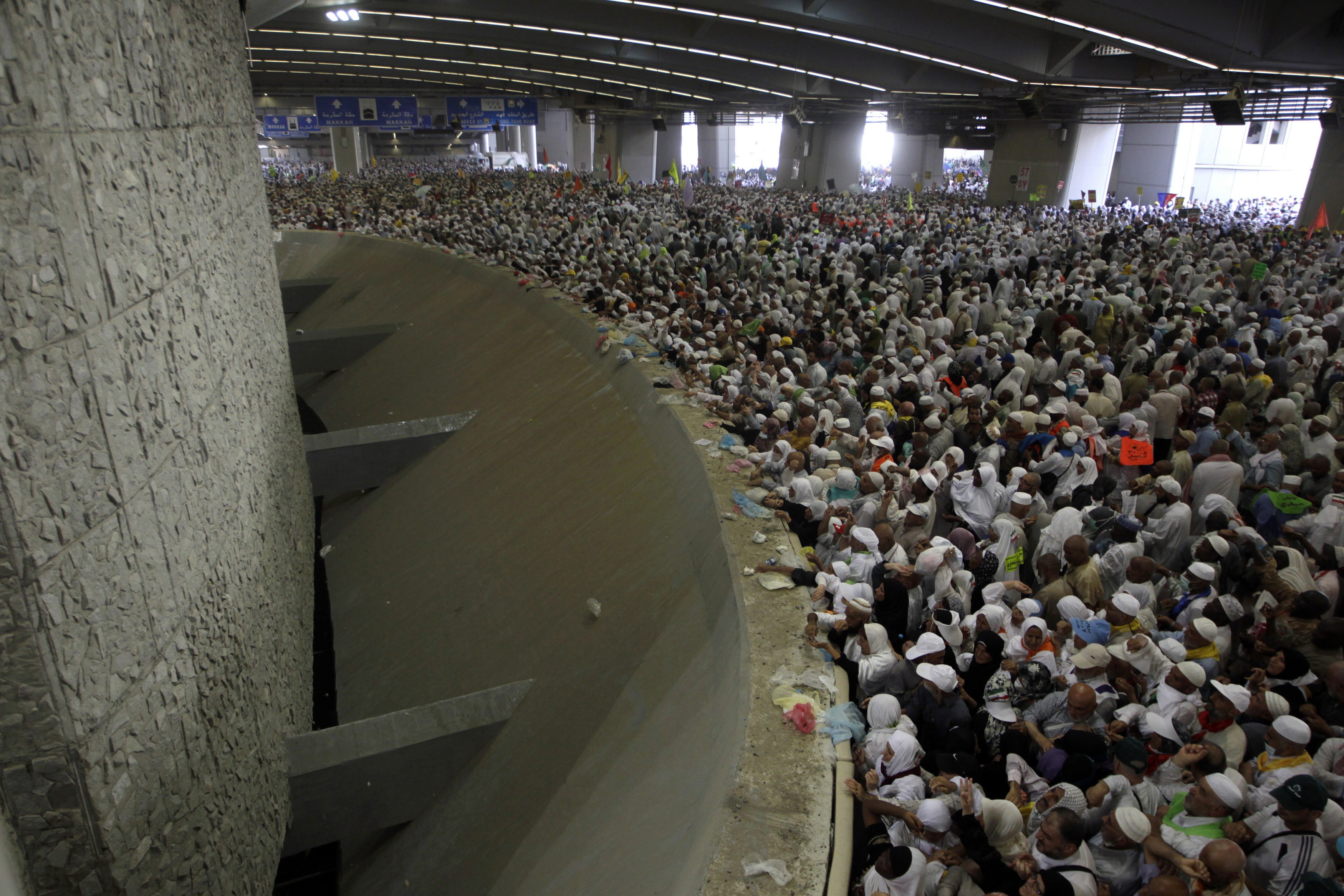 ضيوف الرحمن بمنى لرمي جمرة العقبة الكبرى بعد نفرتهم من عرفات