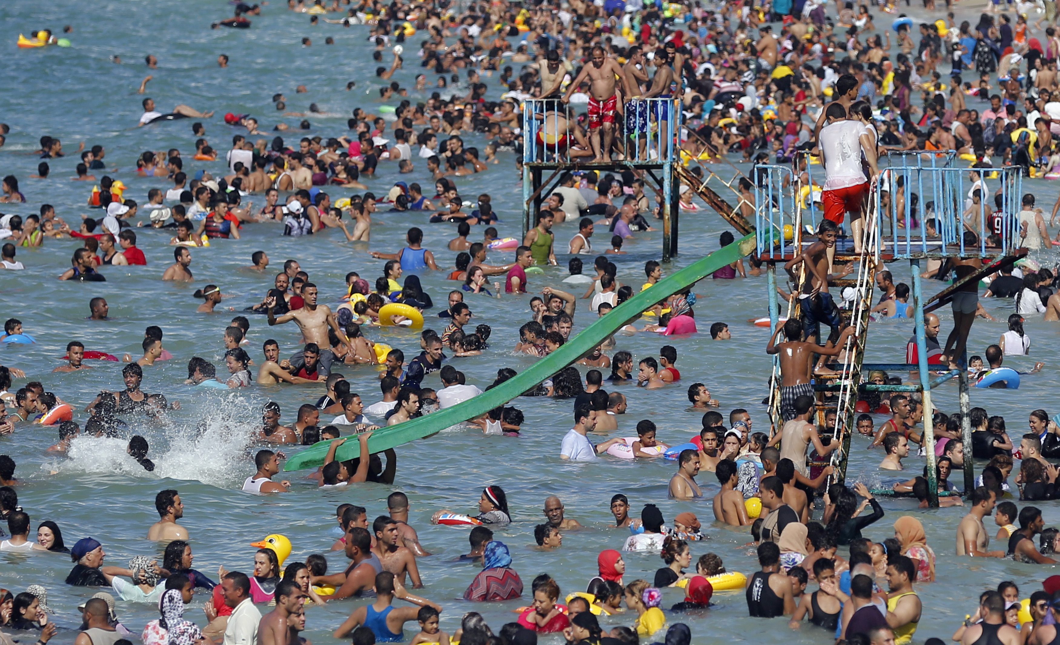 يهربون من حر القاهرة إلى الشواطئ الخاصة والبارات ذات الكوكتيلات الكحولية.. أبناء الأغنياء يقصدون الساحل الشمالي حيث لا مكان فيه للعامة