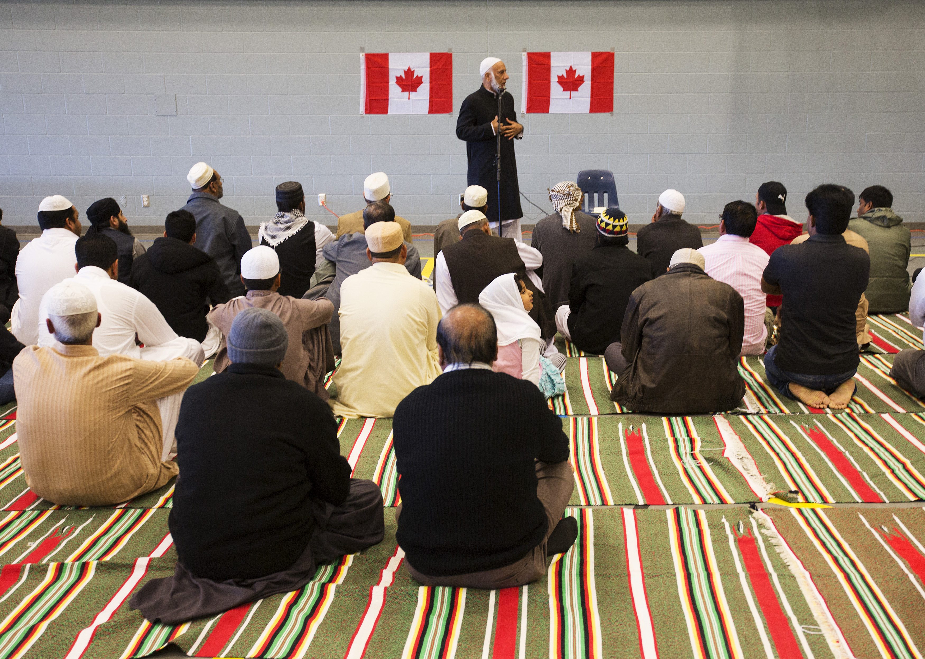 بسبب صورة من عامين.. مطعم كندي يعتذر بشدة للمسلمين