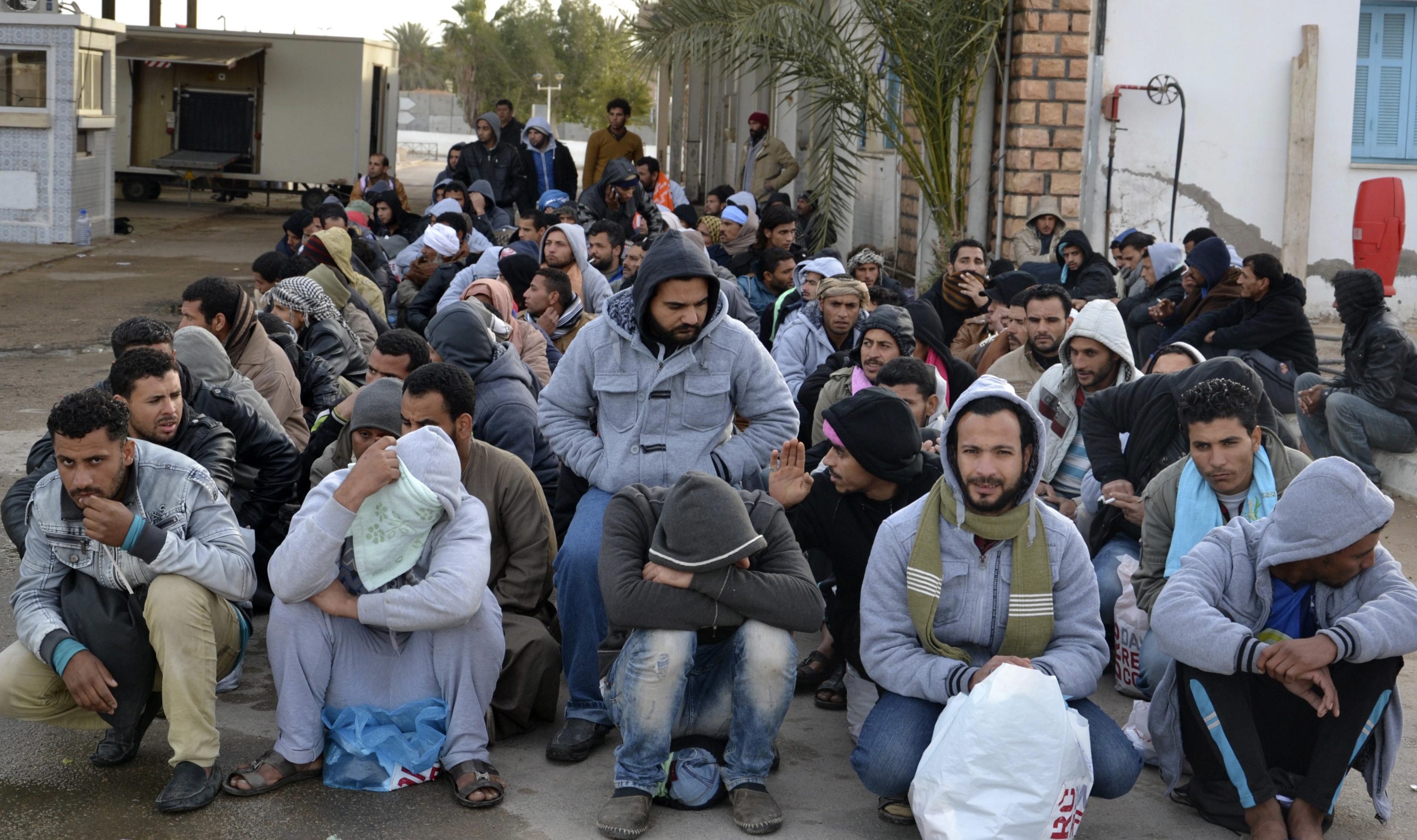 تقديرات غير رسمية إلى وجود ما بين 200 و250 ألف مصري في ليبيا