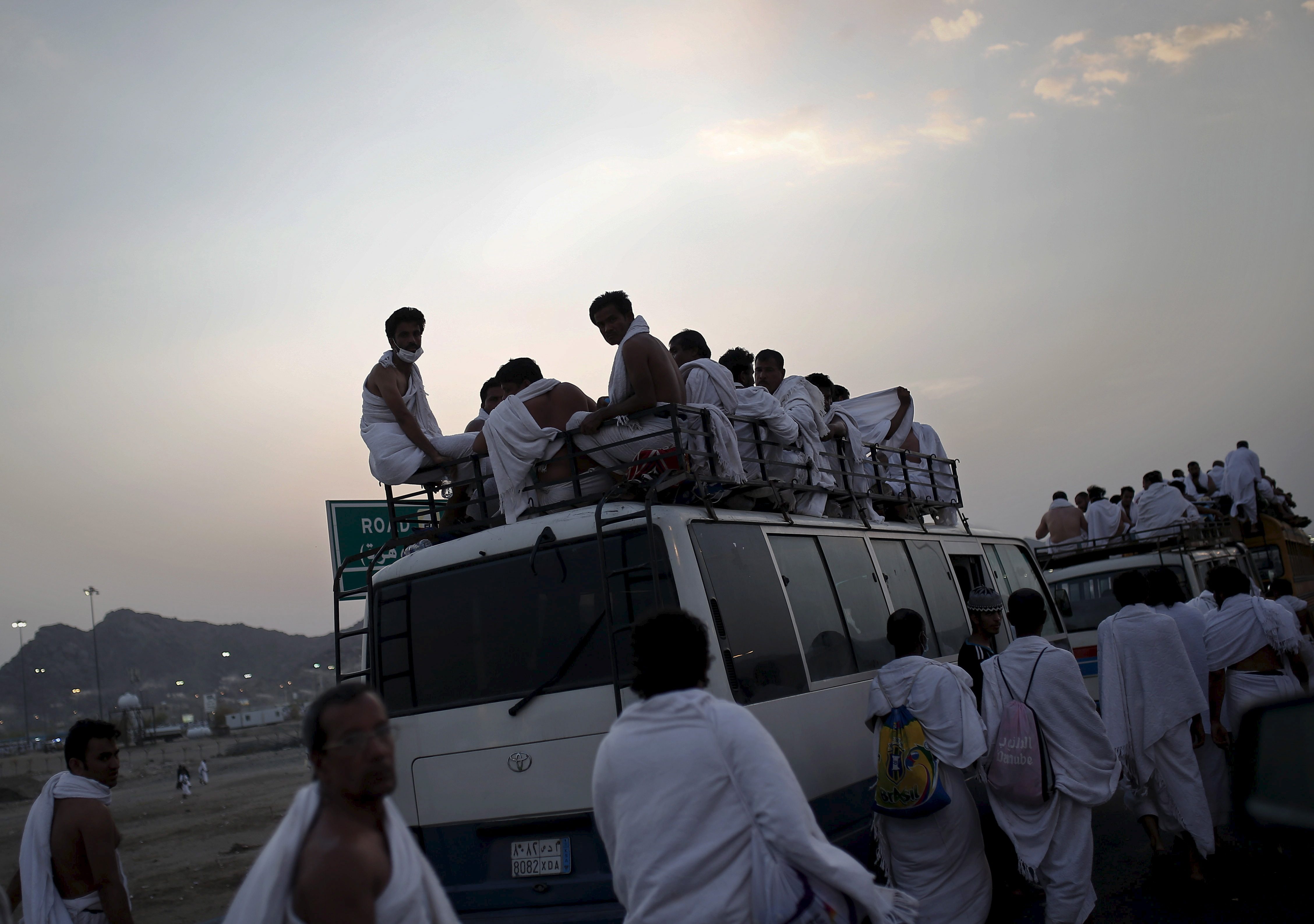 مليونا حاج ينفرون من عرفات إلى مزدلفة.. ضيوف الرحمن يُكملون مناسكهم