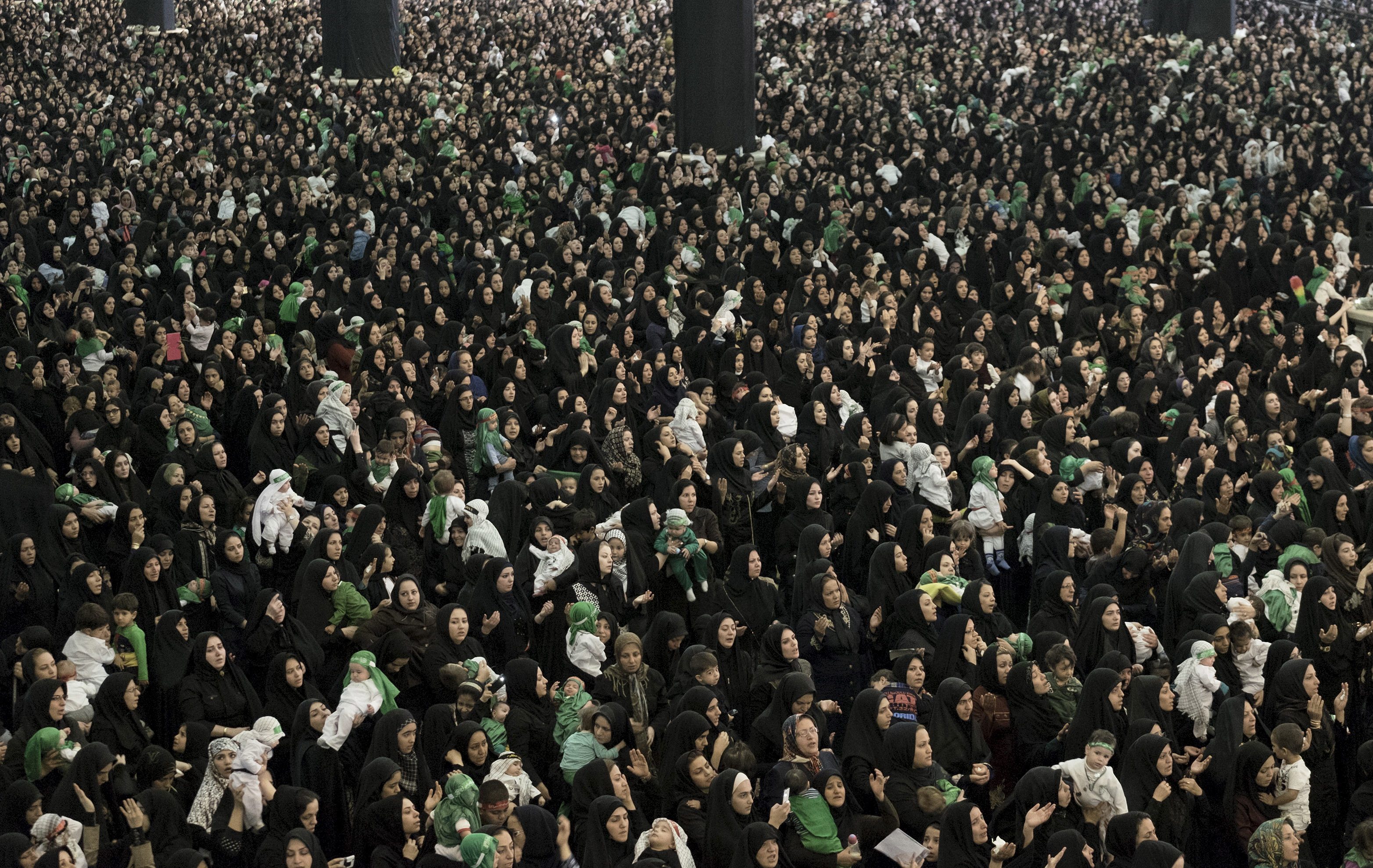 لا يجتمع الإيرانيون في الشارع إلا من أجل الاحتفالات الدينية أو المؤتمرات السياسية