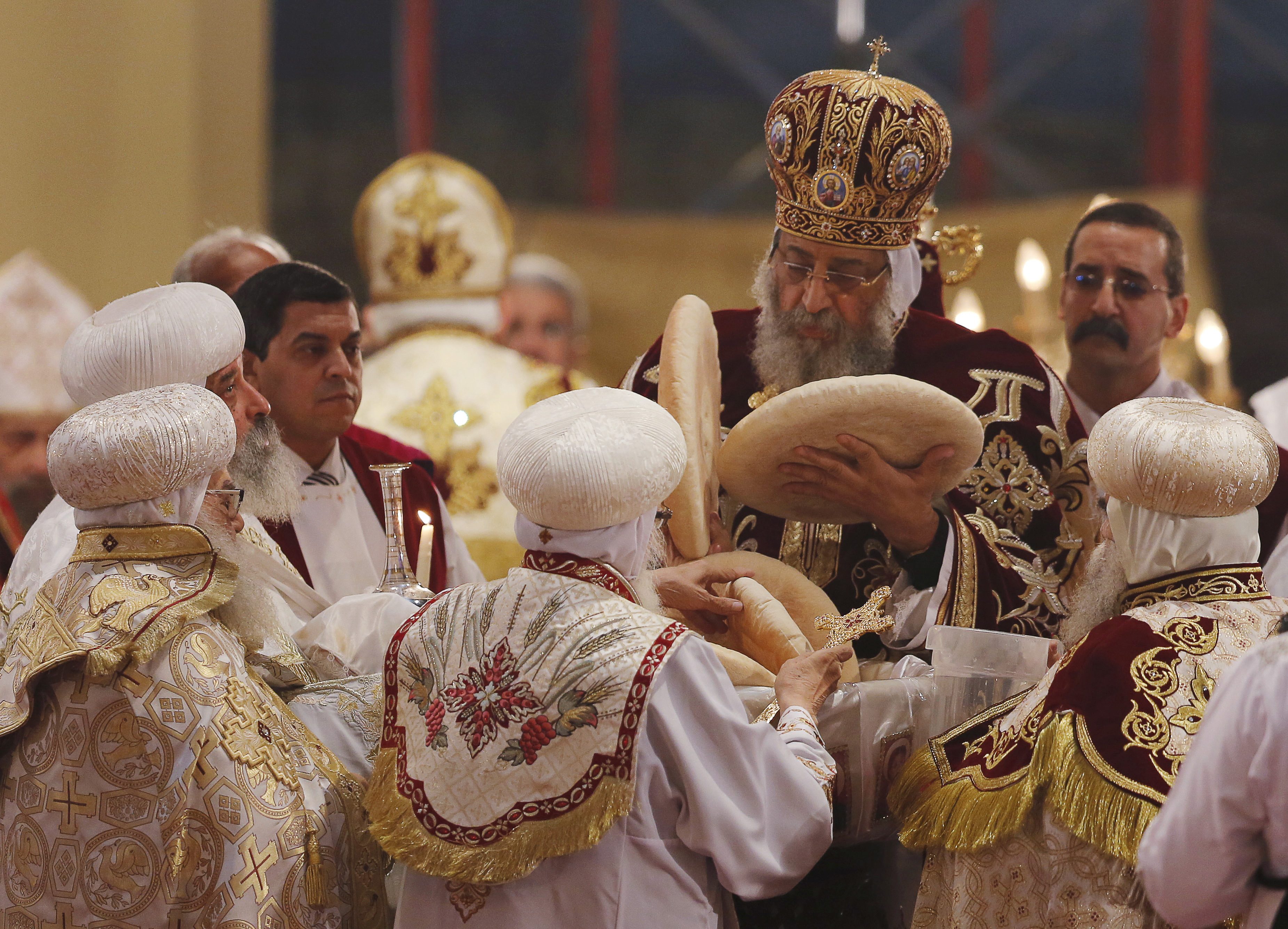 في الدير نفسه الذي شهد مقتل قسٍّ بظروف غامضة.. راهب مصري يقطع شريانه ويرمي بنفسه من أعلى مبنى