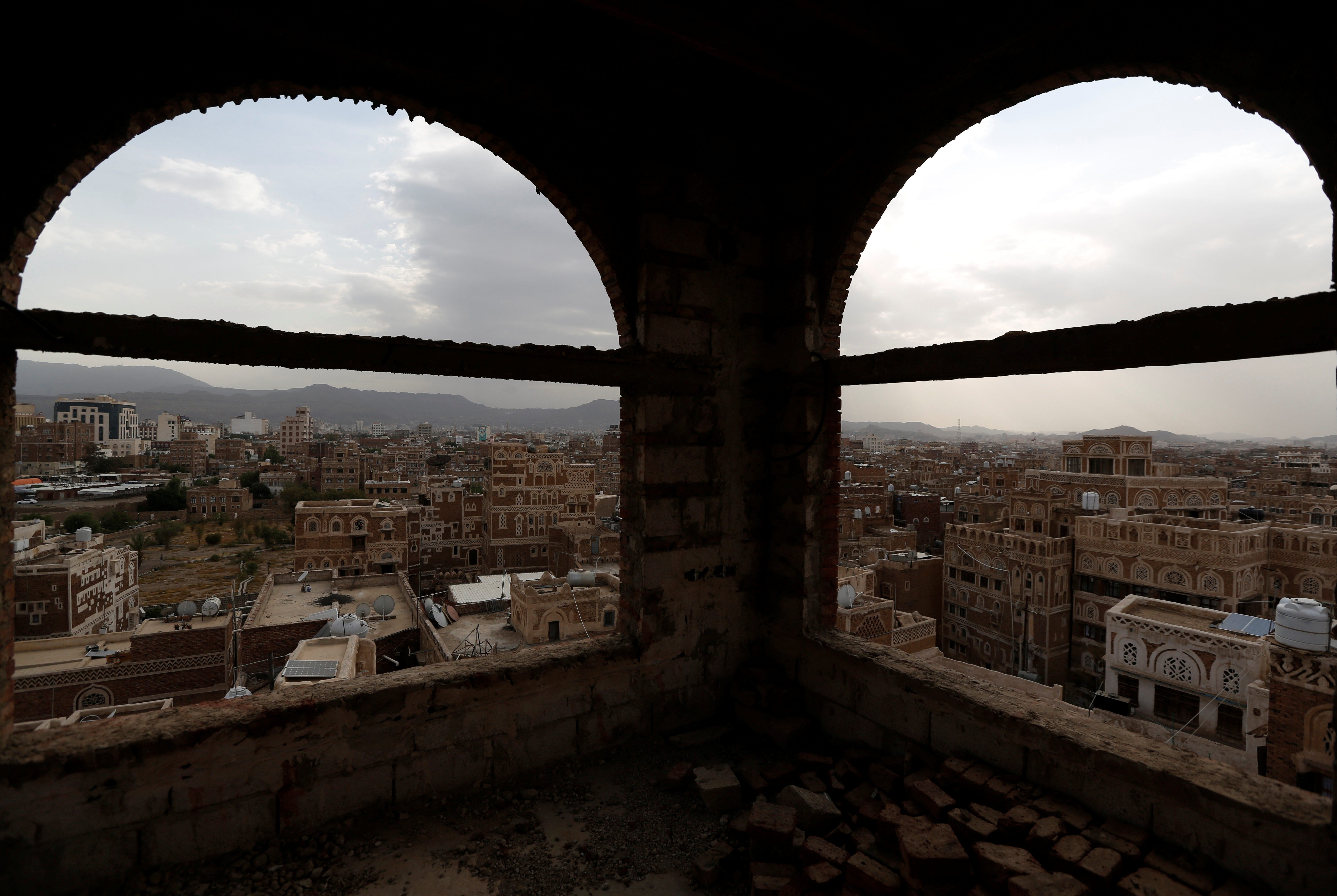رغم الهدم الذي تسبب به القصف السعودي، ورغم الفقر الذي يعيش فيه معظم اليمنيين، يبني الحوثيون عقارات بملايين الدولارات من أموال الشعب اليمني