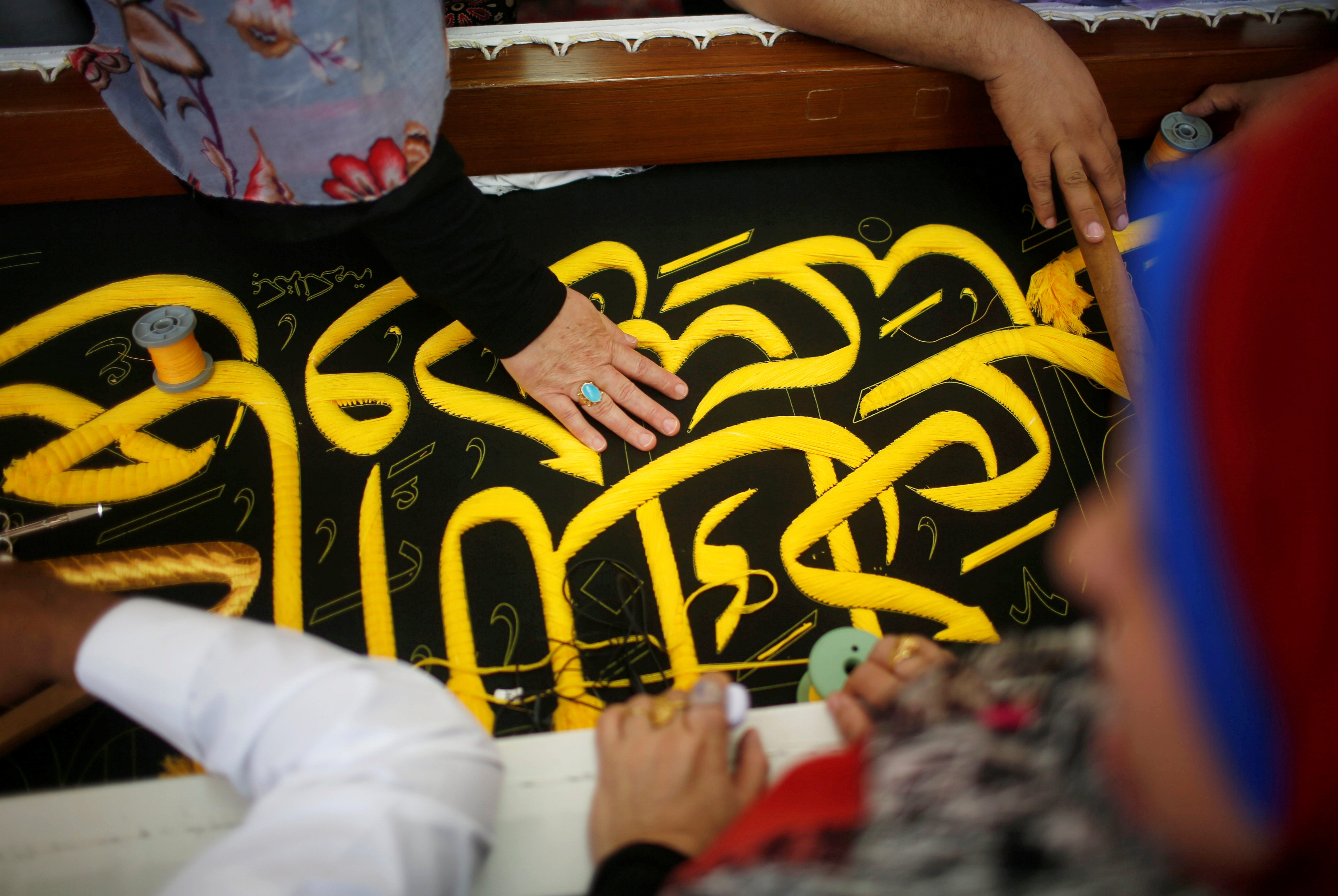 كسوة الكعبة.. من اليمن ثم مصر إلى الحجاز بعد صعود آل سعود، فيها أفخر أنواع الحرير وتدخل مختبرات خاصة