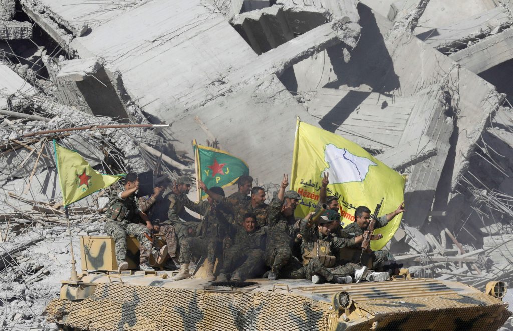 تخبط يضرب سوق السيارات مع حملة "خليها تصدي" لتخفيض الأسعار معارض السيارات تفتقد الزبائن في مصر القاهرة: محمد محمود يشكو تاجر السيارات المصري محمد فاروق من "وقف الحال منذ 4 أشهر" بسبب حالة من التخبط تضرب سوق السيارات في مصر إثر دعوات بمقاطعة الشراء بسبب ما وصف بـ"جشع التجار" رغم بدء تطبيق اتفاقية لتخفيض الجمارك على السيارات الواردة من أوروبا. وبدأت وزارة المالية المصرية ممثلة في مصلحة الجمارك في الأول من يناير الجاري، تطبيق الشريحة الأخيرة من التخفيضات الجمركية على الواردات الأوروبية من السيارات وذلك وفقًا لاتفاقية التجارة الحرة بين مصر ودول الاتحاد الأوروبي. وأطلق نشطاء مصريون حملة #خليها_تصدي لمقطعة شراء السيارات الجديدة بهدف إجبار التجار على تحفيض أسعار السيارات، وهي استكمالا لحملة بدأت قبل أكثر من 3 سنوات، في محاولة من منظميها إلى تخفيض أسعار السيارات بسبب ما وصفوه بـ"جشع الموزعين والتجار". ويعتقد نشطاء الحملة أن الوكلاء والموزعين يحققون أرباحا طائلة وأن أرباحهم تتجاوز 100 بالمئة من ثمن السيارة، فى المقابل يرى وكلاء السيارات والموزعون أن الحديث عن الأرباح التى يحققونها مبالغ فيها بشكل كبير. يقول فاروق الذي يمتلك معرضًا للسيارات في حي مصر الجديدة في شرق القاهرة لـ"عربي بوست": "نمر بأسوأ فترة على مدار تاريخ سوق السيارات بسبب عدم الوعي وانتشار الشائعات"، فيما كانت ساحة العرض في معرضه مكتظة بسيارات يانبانية وكورية جديدة. والمعرض الفخم كان دوما يعج بالزبائن الذين يأتون إليه بسبب سمعته الجيدة وأسعاره المعقولة، لكن أحدا منهم لم يقاطع حديث مراسل "عربي بوست" اثناء تواجده في المكان. وتابع التاجر البالغ 41 عاما أنّ "سعر السيارة الذي يصل إلى المستهلك يشمل أشياء قد لا يعرفها تؤثر على السعر النهائي مثل الشحن والإيجارات والموظفين والتسويق والتأمين والضمان". وأضاف وهو يشير إلى سيارة يابانية سوداء من طراز تويوتا "لا يمكنني تخفيض سعرها أكثر من 5 آلاف جنيه. لو فعلت ذلك لخسرت". تعرض فاروق إلى خسائر بسبب الركود الذي ضرب سوق السيارات في آخر شهور، إذ يقول "حركة البيع والشراء متوقفة منذ 4 أشهر، وتحديدا بعد الإعلان عن خفض الجمارك على السيارات الأوروبية إلى الصفر". يوضح تاجر السيارات أن "بيع سيارات النقل والأجر يسير بصورة معقولة، لأنها مصدر رزق لهؤلاء، على عكس السيارات الملاكي التي ينتظر أصحابها انخفاض السعر". وفي حي المقطم في جنوب القاهرة، يقسم التاجر مصطفى أشرف أن أحدا لم يدخل معرضه الذي يحتل دورين في عمارة فارهة منث يومين. وقال أشرف بآسى بالغ "البعض يظن أننا نحقق أرباحا قياسية ويريدون أن يقتطعوا منها. لا أحد يحسب المصاريف الأخرى التي نتكبدها حتى تصل السيارة من المصنع للمعرض هنا". وأضاف وهو يشير لسيارة لانسر حمراء اللون "هذه السيارة تكلفني 50 ألف جنيه لانهاء مصاريف شحنها ونقلها وجماركها وخلافه. هل من المنطقي أن ادفعها أنا او اتحم جزءا منها". وتابع بغضب "هذا جنون". - بانتظار انخفاض الأسعار - ويشهد سوق السيارات في مصر تخبطا كبيرا بسبب الحملة. فقد قرر مصطفى إبراهيم تأجيل شراء سيارة جديدة، انتظارًا لاتخفاض الأسعار رغم أنّ أمواله شبه جاهزة. يسعى مصطفى البالغ 35 عاما الذي يعمل مديرًا للتسويق في إحدى شركات الأجهز الكهربائية، منذ سنوات إلى شراء سيارة جديدة، وازداد الأمر أهمية عندما ترقى إلى منصبه الجديد قبل عام إذ أصبح في حاجة ماسة إلى سيارة. ظل مصطفى يتابع أسعار السيارات وهي في "ارتفاع جنوني" خاصة بعد "التعويم" (تحرير سعر صرف الجنيه أمام الدولار في نوفمبر 2016)، وكان يمني النفس بانخفاص الأسعار مع دخول عام 2019 بعد تطبيق مصر اتفاقية الشراكة مع الاتحاد الأوروبي بشأن السيارات الواردة من أوروبا. ولكن مع بداية الشهر الجاري، وتفعيل اتفاقية الراكة بين مصر والاتحاد الأوروبي، فوجئ الشاب الرفيع الذي يرتدي تظارة طبية بارتفاع في سعر السيارة التي كان ينوي شرائها رغم "حالة الركود التي شهدها السوق" بحسب قوله. ينتظر مصطفى الآن انخفاض الأسعار خلال شهرين أو ثلاثة على الأكثر بحسب ما سمعه من أصدقائه، لكنه قرر الشراء فور انتهاء هذه الفترة "سواء انخفض أم لا، أنا مضطر اشتري". وكذلك قررت المدرسية ريهام إبراهيم تأجي شراء سيارة جديدة. وقالت إبراهيم "كنت مستعدة تماما لشراء السيارة الجديدة من طراز كيا. حضرت أموالي وحسمت أمري لكني اشقائي أخبروني أن الاسعار ستنخفض لذا قررت التأجيل". وتابعت "أنا في حيرة من أمري وقلق ... أخشى ألا تنخفض الأسعار بل أن تزيد". - لن أنتظر - ولكن المصرفية مريم محمد (30 عامًا) حسمت أمرها قبل ثلاثة أشهر ولم تنتظر تفعيل اتفاقية الشراكة بين مصر والاتحاد الأوروبي، وذهب إلى وكيل معتمد ودفعت مقدم سيارة. تقول مريم إنها "تدفع حوالي 100 جنيه (حوالي 5.6 دولار) يوميا مقابل استقلال التاكسي أو خدمة أوبر أو كريم للذهاب من إلى العمل، ولكنها مؤخرًا بدأت تشعر بـ"سوء الخدمة" بالإضافة إلى قلة السيارات في محيط منزلها. تضيف الفتاة المحجبة السمراء "سألت في محيط أصدقائي ومعارفي عن أفضل سيارة في حدود ميزانيتها ومدى استهلاكها للبنزين، ووجدت أن السيارة الخاصة ستكون أوفر وأكثر أمانا من التاكسي وأوبر وكريم". استقرت مريم على سيارة سيدان فرنسية من شركو رينو واختارت موديل لوجان، إذ تقول "كانت السيارة الأنسب في حدود ميزانيتي بالإضافة إلى أنها اقتصادية في استهلاك البنزين وتتميز أيضًا بتوافر قطع غيارها". وتابعت "بعد البحث جيدًا علمت أيضًا أن السيارة ستصبح زيرو جمارك، لأنها تجمع وتصنع في مدينة أغادير المغربية، وبفضل تلك الميزة ستخصع لاتفاقية خاصة بين مصر والمغرب، تعفى بموجبها من الجمارك، وبذلك أصبحت صفقة ممتازة". تعاقدت مريم على السيارة في شهر أغسطس الماضي ودفعت مقدم الحجز، وكان الاتفاق على تسليمها بعد ثلاثة أشهر، ولكن تأخرت المدة شهرًا إلى أن تلقت اتصالا من الزكيل يطالبها بسداد باقي الثمن والاستلام بعد أسبوع. تسلمت مريم سيارتها في نهاية شهر ديسمبر بعد أن دفعت 227 ألف جنيه حوالي (12 ألف دولار)، مع سماعها أنباء عن انخفاض أسعار السيارات خاصة الأوروبية مطلع العام الجديد. تقول "شعرت بالقلق أن تنخفض أسعار السيارات بعد أن تسلمت سيارتي ودفعت ثمنها، ولكن عرفت بعد أسبوع ارتفاع سعر السيارة 7 آلاف جنيه". - حجوزات كبيرة وفي مقابل حالة التخبط التي يشكو منها التجار، قال مسؤول البيع في مجموعة "منصور للسيارات" - وكيل أوبل وشيفورليه - في مصر، محمود عبد العزيز، إن "المجموعة لم تتأثر بحملة خليها تصدي زيرو جمارك". أضاف عبد العزيز الذي جلس في مكتب داخل معرض كبير للمجموعة في حي المهندسين أن "حجز السيارات بمختلف موديلاتها عبر الهاتف سجل خلال شهر يناير 2019 أرقامًا كبيرة"، مشيرًا إلى كشف عبر برنامج إكسيل على الحاسب الآلي الموضوع على مكتبه. وأوضح مسؤول البيع أن "مبيعات العشرين يوما من شهر يناير الجاري، ارتفعت بنسبة تصل إلى 30 في المئة، مقارنة بالمدة ذاتها من العام المضاضي"، مرجعا ذلك إلى أن "عام 2017 وبداية 2018 كانت الفترة الأسوأ في مبيعات السيارات بسبب قرار تعويم الجنيه في نوفمبر 2016". وأشار عبد العزيز إلى أن مجموعته طرحت عرضا في منتصف العام الماضي بموجبه يسترد العميل فارق السعر إذا انخفض في 2019، مضيفًا "بالفعل رددنا مبالغ وصلت إلى 40 ألف جنيه لأكثر من عميل فارق السعر على الموديلات الواردة من أوروبا، لأن اسم منصور ثقة للعملاء". - قوة مواقع التواصل وتداول مستخدمون على مواقع التواصل الاجتماعي في مصر مقاطع مصور قالوا إنها لمجموعة من السيارات الجديدة في الموانئ تنتظر الإفراج عنها وعجز أصحابها عن سداد الرسوم بسبب حالة الركود. وفي ميناء الإسكندرية الذي يستقبل 70 بالمئة من السيارات المستوردة من خارج مرص، قال مسؤول رفض ذكر اسمه لعربي بوست إنّ "بالطبع هناك تأثير مبير للحملة . السوق لم يعد يستوعب السيارات الواردة من الخارج". وتابع أنّ "الأمر دفع المستوردين لتخزين السيارات كحيلة لإخفائها عن المستهلك". وخسرت مصر ما يقرب من 7 مليارات جنيه في أعقاب تحرير السيارات ذات المنشأ الأوروبي من الجمارك، حسبما قال الرئيس السابق لغرفة الصناعات الهندسية باتحاد الصناعات المصري حمدي عبد العزيز. وأوضح المسؤول عبد العزيز في تصريحات نقلها موقع مصراوي أن الحكومة المصرية كانت تحصل هذه المليارات في صورة رسوم جمركية، وبالرغم من إزالتها إلا أن المواطن المصري لم يستفد أو يشعر بفرق حقيقي بالأسعار. ولكن مؤسس حملة "خليها تصدي زيرو جمارك" على مواقع التواصل الاجتماعي المهندس أحمد عبد المعز، يرى أن الأسعار ما زالت مرتفعة حتى الآن رغم انخفاضها بنسبة بسيطة. وقال عبد المعز المسؤول عن مجموعة تضم نحو 330 ألفا على موقع فيسبوك في مداخلة تلفزيونية إن "الهدف من الحملة مواجهة ارتفاع أسعار السيارات واستغلال وجشع التجار"، متابعًا: "التاجر يقول إن لديه مصاريف تشغيل وإنتاج، رغم أن هذه المصاريف في الخارج أعلى من مصر". وزعم مؤسس الحملة أن "هناك زيادة تصل من 15 إلى 20 في المئة في أسعار السيارات بالرغم من قرار إلغاء الجمارك على السيارات الأوروبية"، مضيفًا: "لو هذه الفروق تحصلها الضرائب، سأكون موافقا على الأقل سيستفيد منها أبنائي عبر خدمات، أما ما يحدث الآن جشع وطمع". أما عضو الشعبة العامة للسيارات باتحاد الغرف التجارية، علاء السبع، فقلل من تأثير حملة "خليها تصدي" على حالة الركود. وقال السبع في اتصال هاتفي إن "تلك الحملة ليس لها تأثير على أرض الواقع إلى الآن". وأرجع السبع حالة الركود إلى "انحسار المبيعات يعود إلى توقعات العملاء بانخفاضات كبيرة بالأسعار بسبب تطبيق اتفاقية الشراكة مع الاتحاد الأوروبي". وقال موظف في مصرف خاص في وسط القاهرة كان يهم بركوب سيارة أوبر لعربي بوست "استعد لشراء سيارة جديدة لكن التخبط الحالي دفعني للانتظار والتريث". وتابع ضاحكا "سأشتري حين ينتهون من هذا الصراع والتحدي المرير ... وحتى ذلك الوقت أوبر وسيارات الأجرة متاحة أمام الجميع".