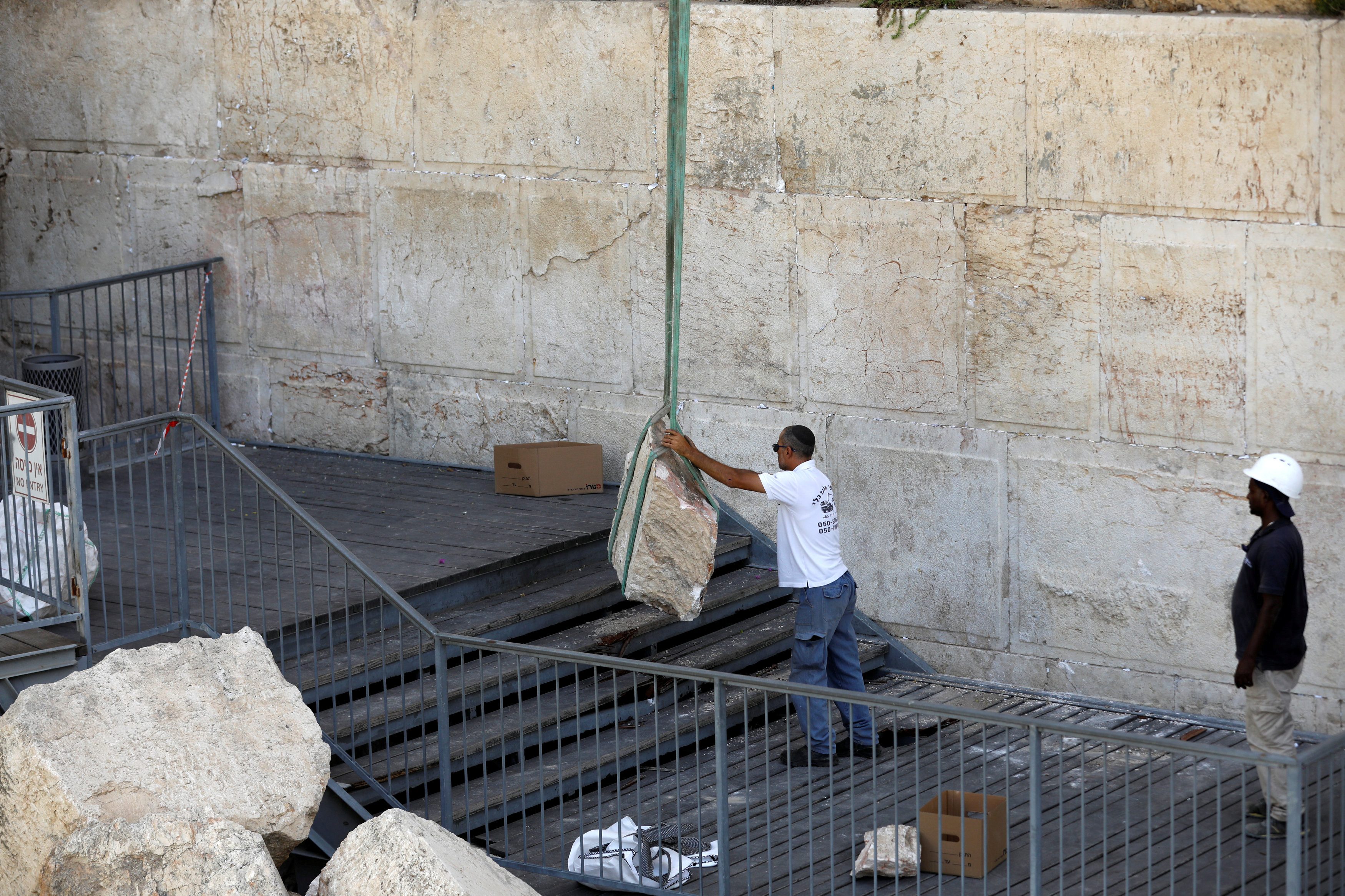 بعد سقوط بعض الأحجار منه وتشكيل لجنة هندسية للمعالجة.. هذه حقيقة انهيار حائط البراق قريباً