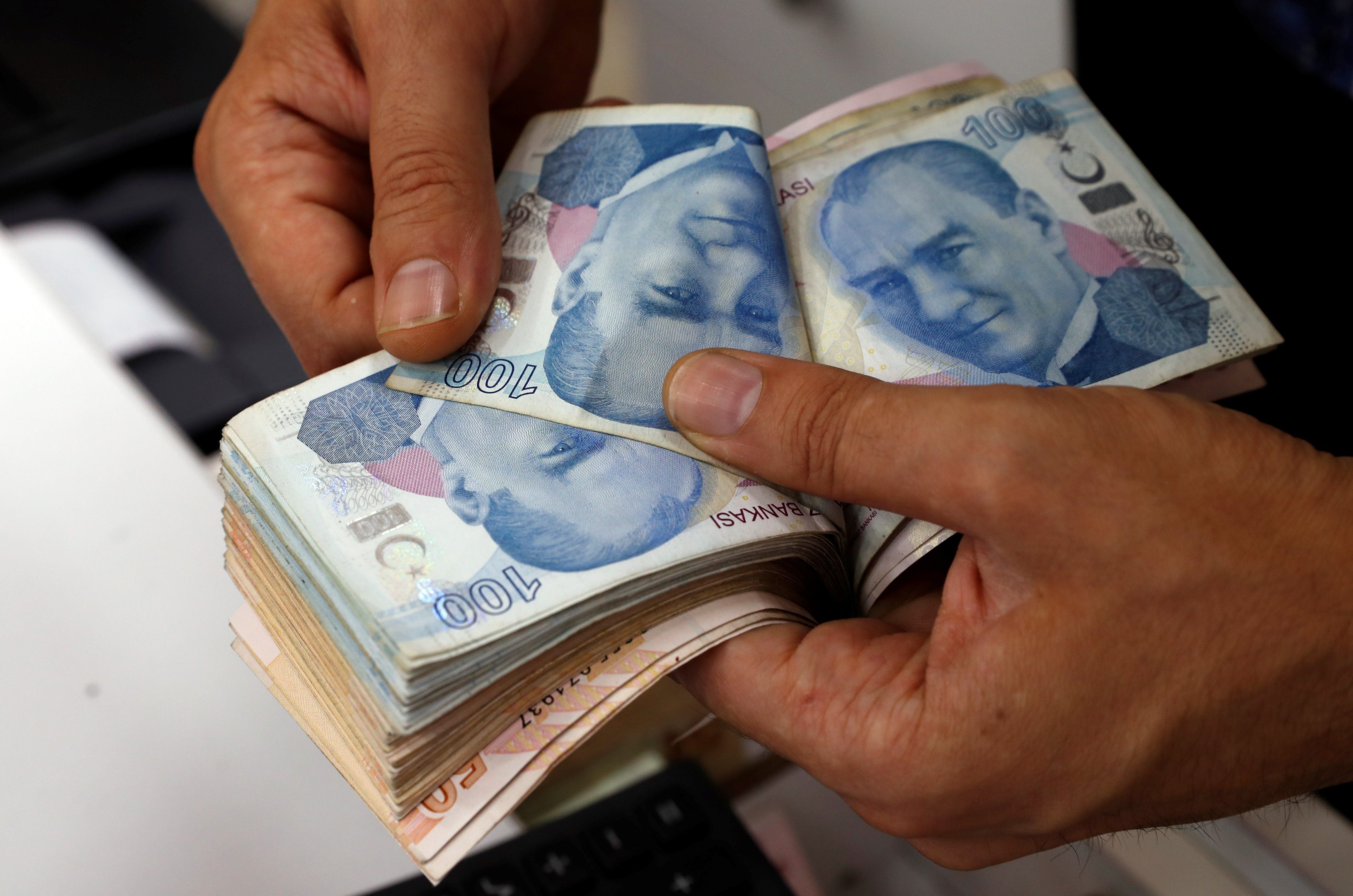 انهيار الليرة التركية يثير الكثير من القلق داخلياً