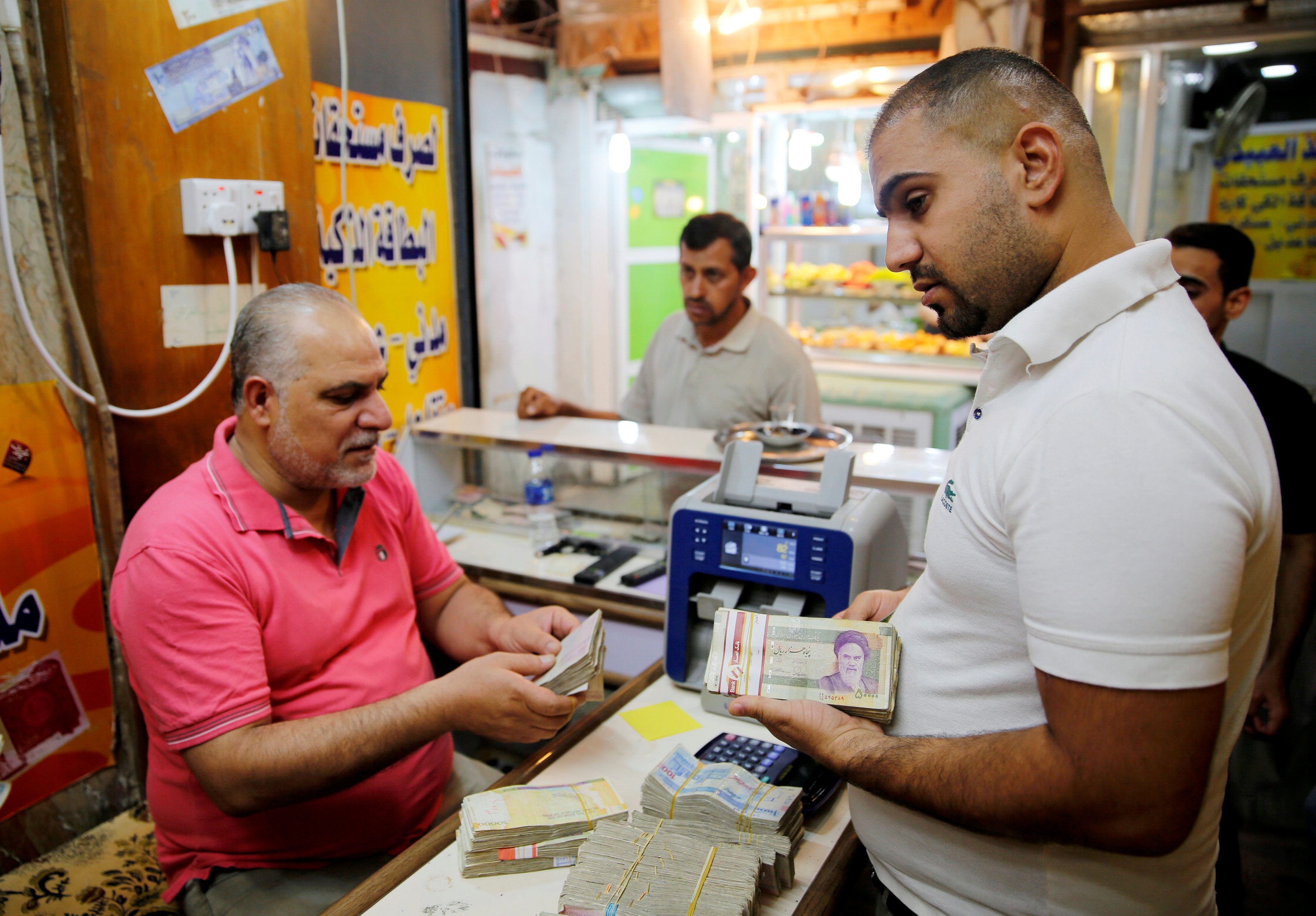 العملة الإيرانية تتراجع بشدة أمام الدولار