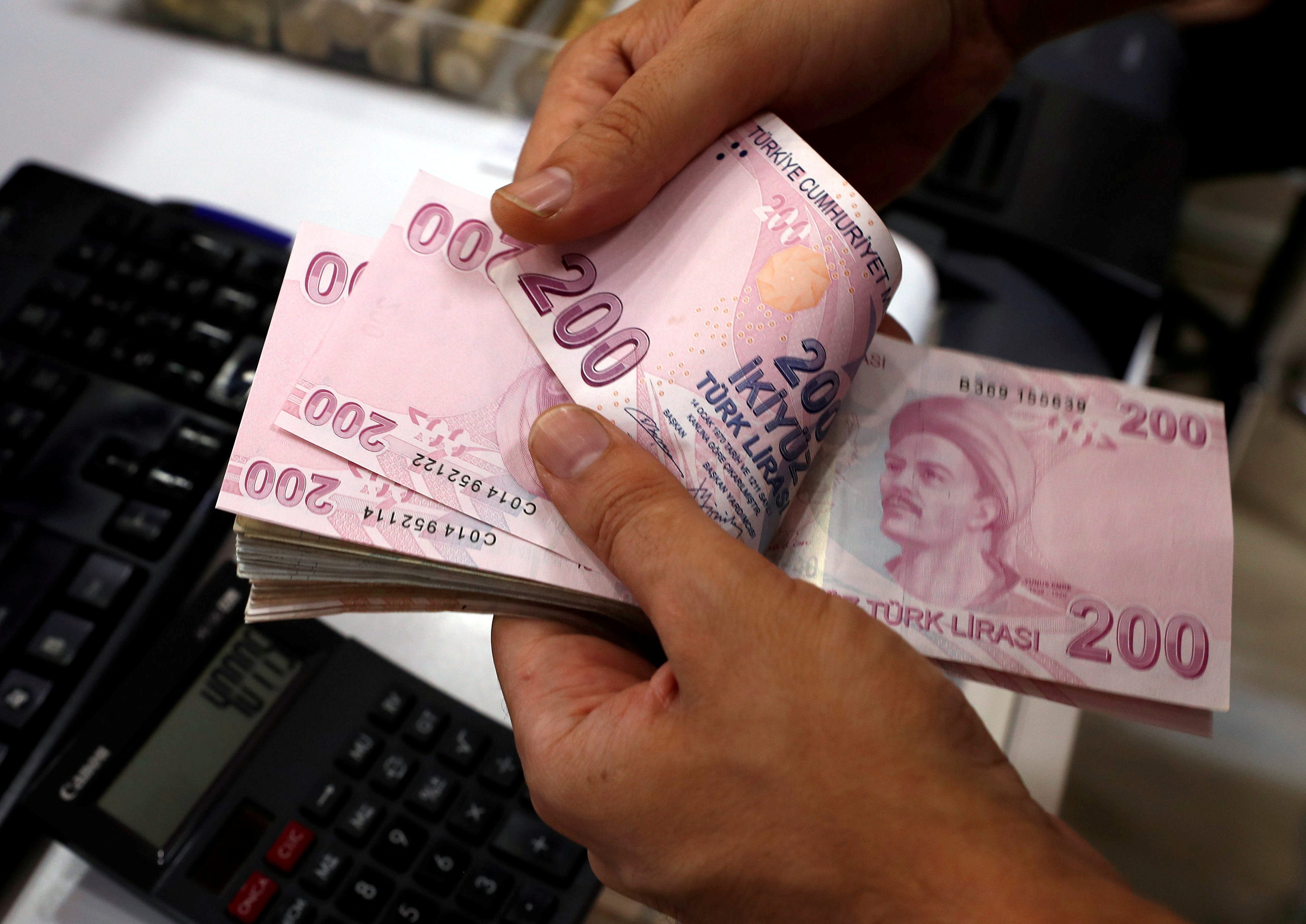 نزلت الليرة التركية بنحو 18 بالمئة يوم الجمعة الفائت في أكبر خسارة يومية لها منذ 2001