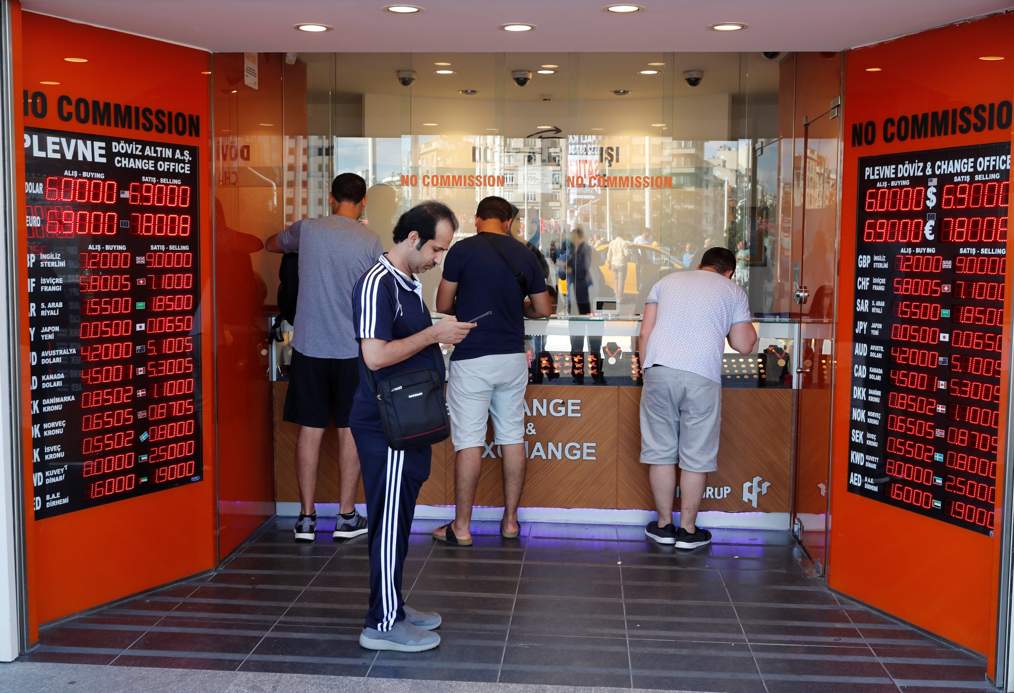 عاصفة الليرة التركية ضربت البنوك الأوروبية واليورو هبط لمستوى قياسي.. والأضرار تلحق بأسواق مختلفة حول العالم