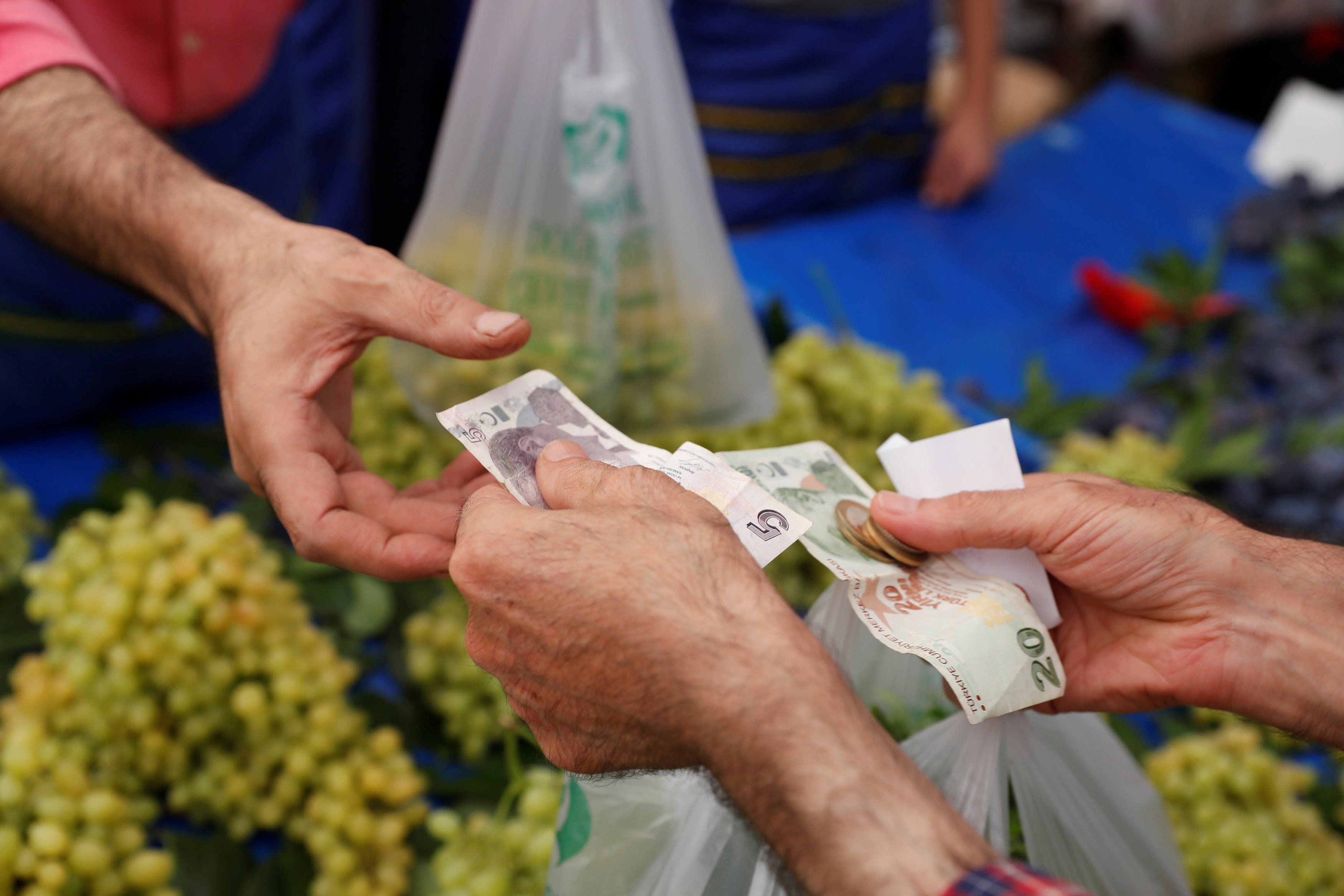 لم يتأثر الأتراك فورًا بتقلبات سعر الليرة، لكن انخفاض سعر عملتهم سيؤدي إلى المزيد من الأعباء في المستقبل
