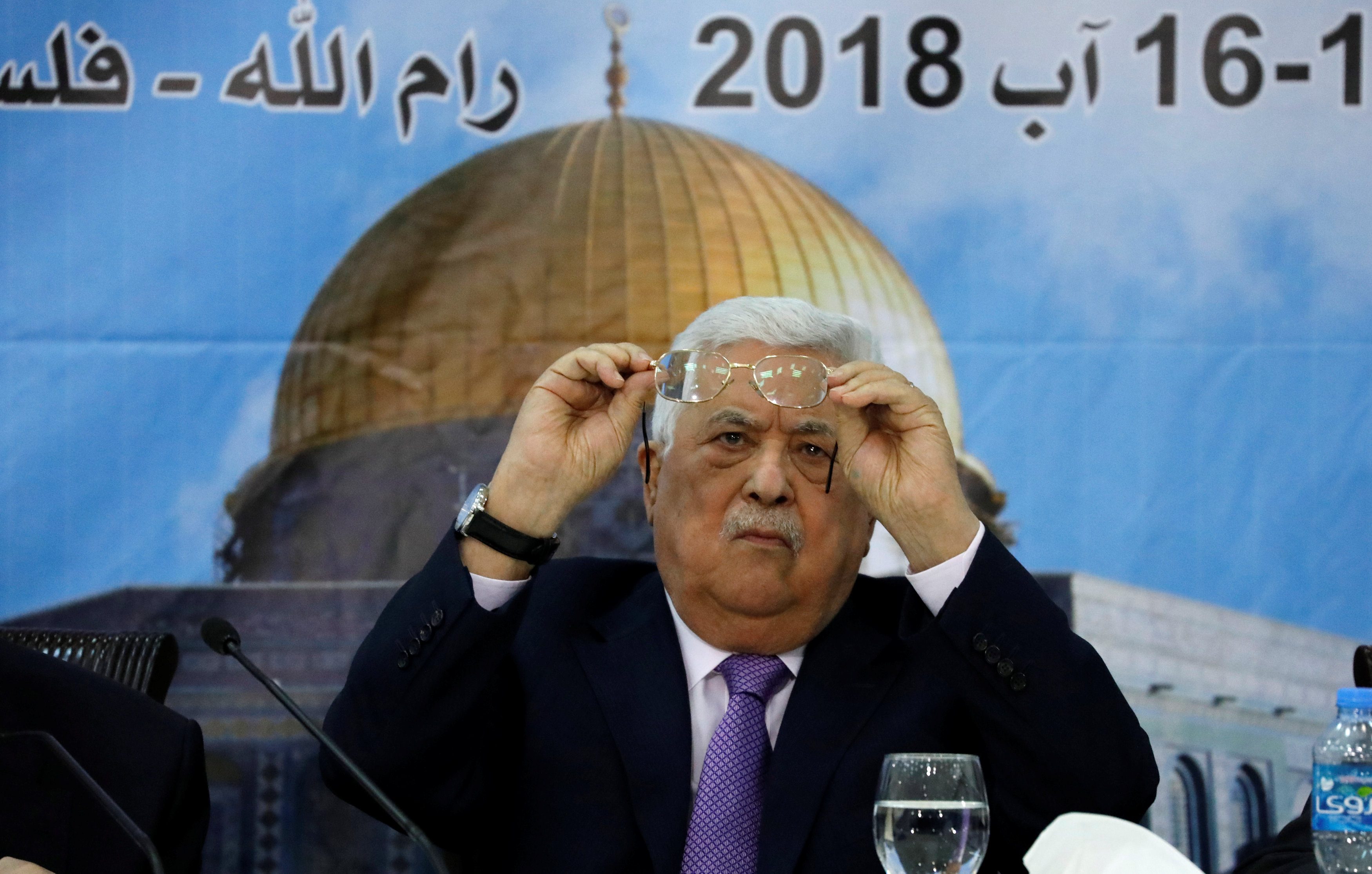 إسرائيل تمارس الضغط على عباس لرفع العقوبات التي فرضها على غزة