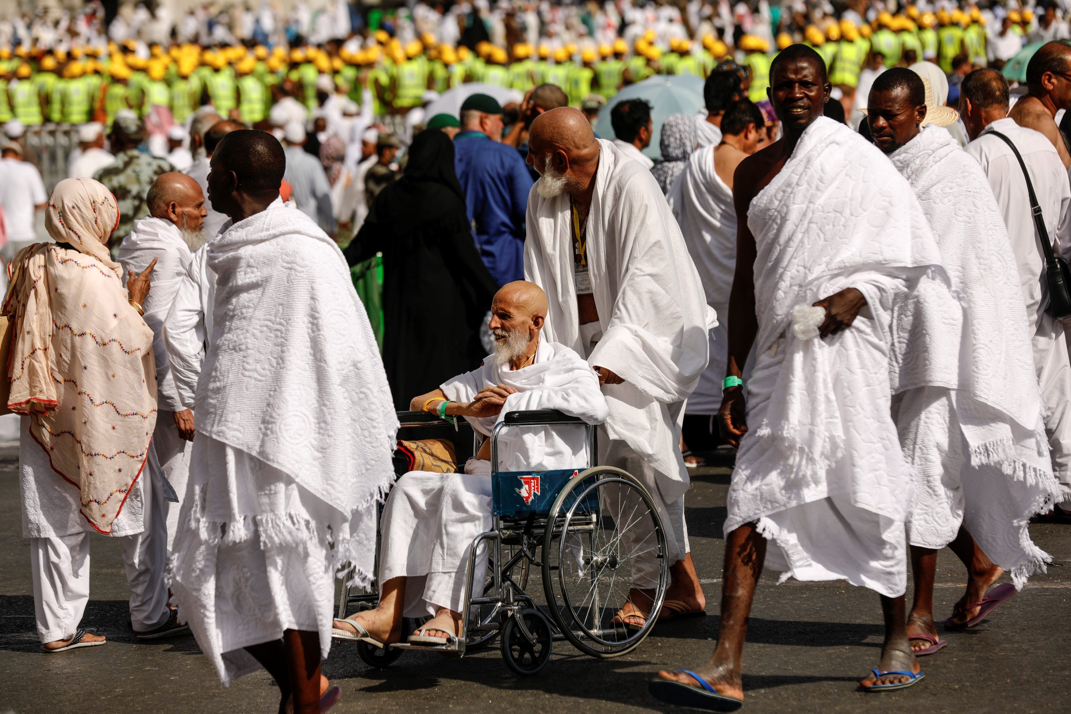 حوالي 2 مليون يؤدون مناسك الحج هذا العام