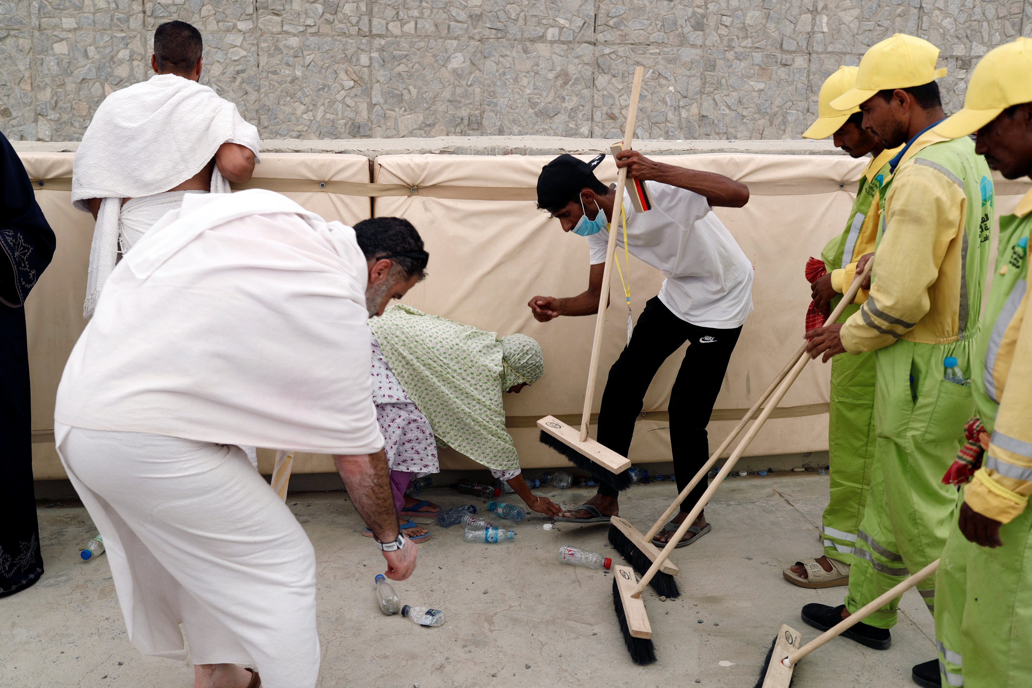 «تصدَّق بها لا تلقها».. السعودية تجني المال من مخلفات الحجاج للمرة الأولى.. أين إذاً سيذهب ريع «الحج صديق البيئة»؟