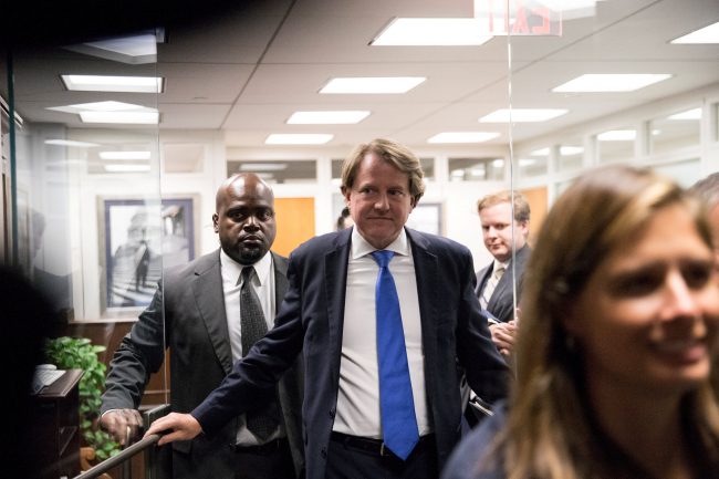 بعد أن سمح له بالتعاون مع مولر.. ترمب يعلن رحيل محامي البيت الأبيض قريباً