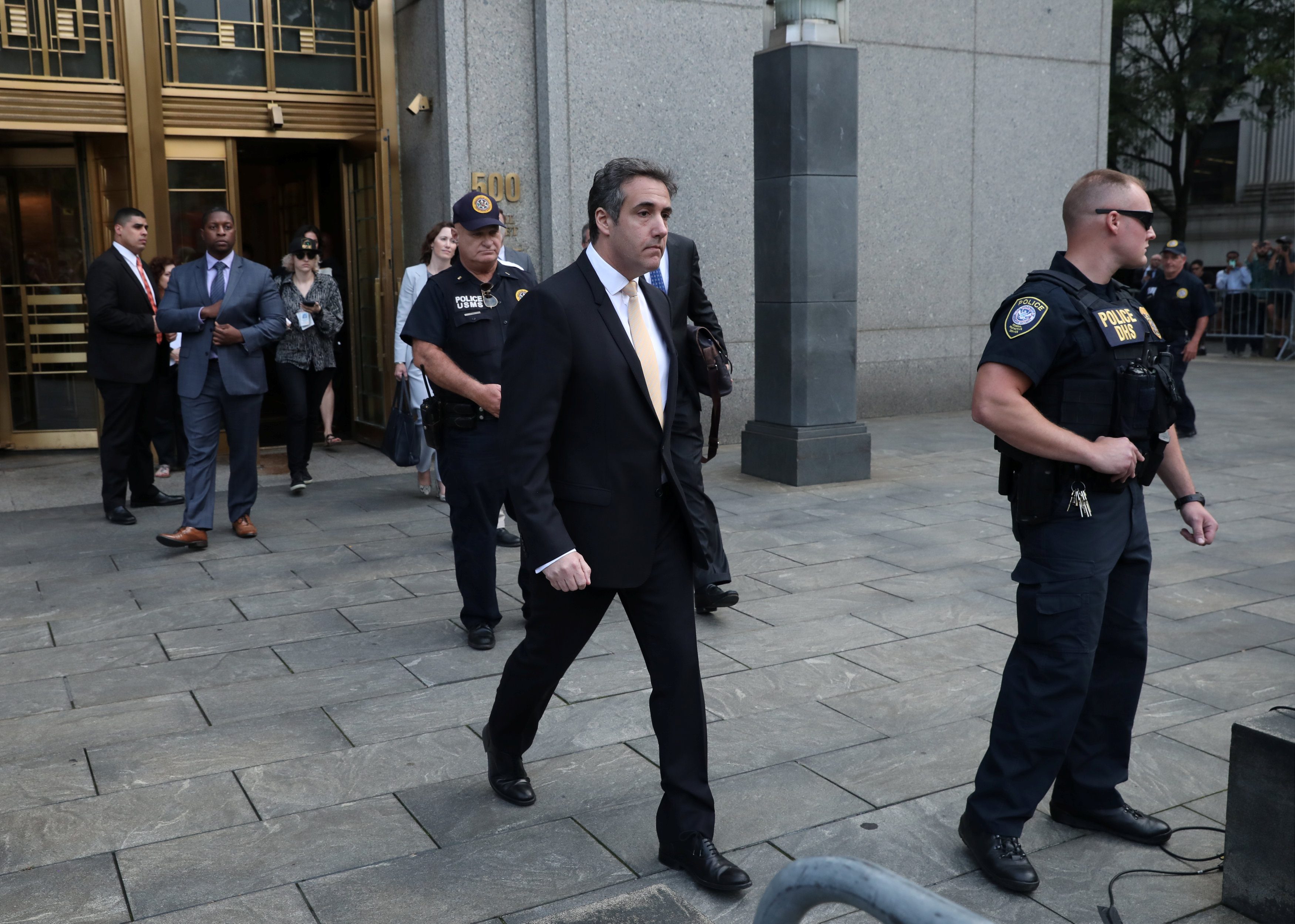 المحامي السابق للرئيس الأميركي دونالد ترمب، مايكل كوهين ، يغادر المحكمة الفيدرالية