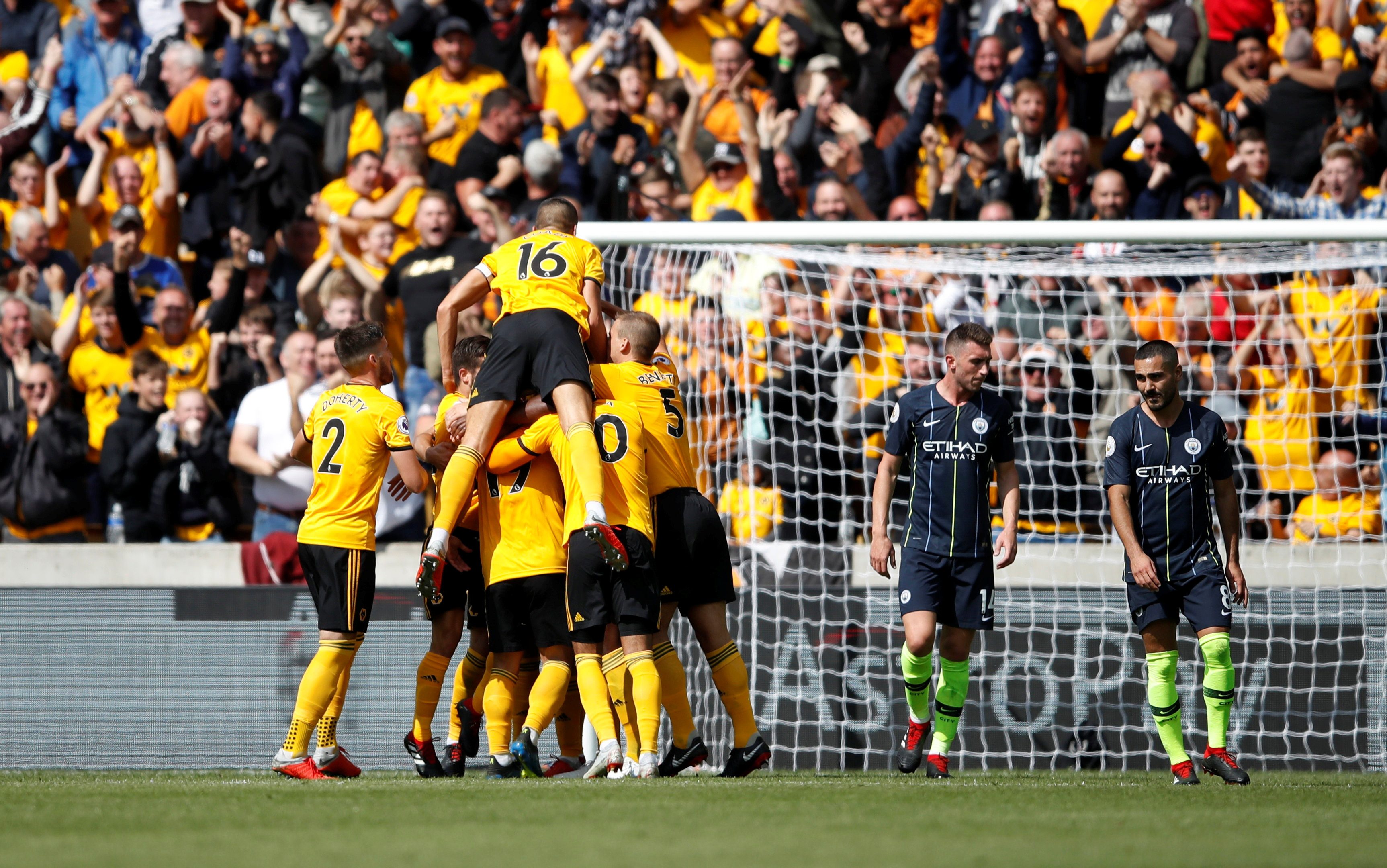 تعطل قطار مانشستر الأزرق في محطة الذئاب.. وصلاح ورفاقه على استعداد لخطف الصدارة