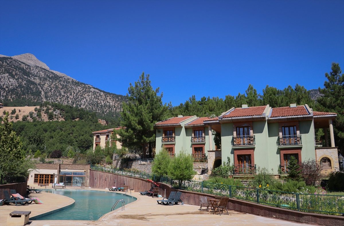 سياحة مجاناً في تركيا لمن يبدل 1000 دولار لليرة.. حملة أطلقتها إدارة أحد الفنادق دعماً لعملة البلاد