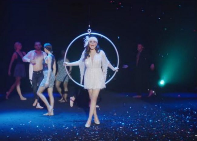 هل لاحظتم الخطأ في فيديو أغنية “كل اللي بيحبوني”؟ مخرجة كليب إليسا ترد (فيديو)