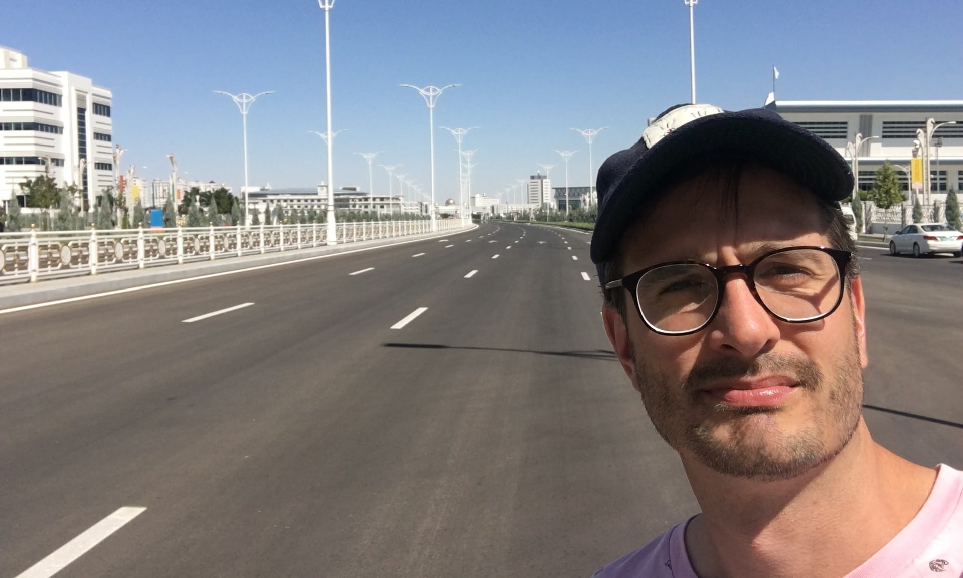 في عشق آباد: مدينة الموتى الخاوية والمُبهرَجة في آنٍ واحد