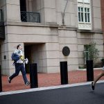 الصحفيون يركضون خارج قاعة المحكمة