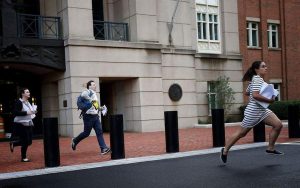 الصحفيون يركضون خارج قاعة المحكمة