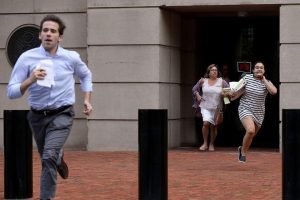 الصحفيون يركضون خارج قاعة المحكمة