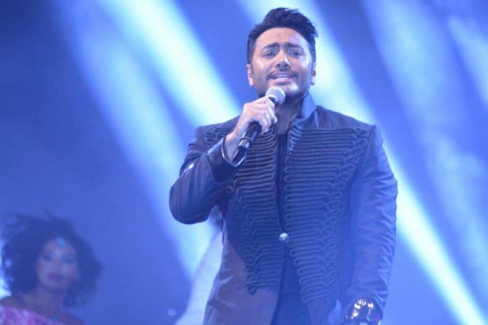 تامر حسني يؤدي مناسك العمرة بعد حفل غنائي في السعودية