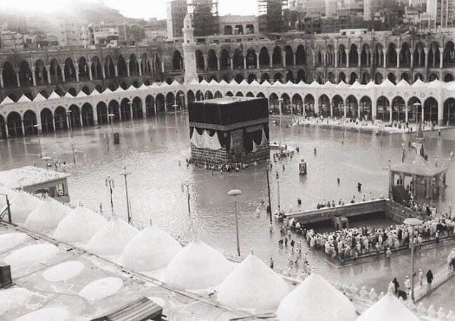 قُذفت بالمنجنيق مرتين، ودخلها الفرنسيون لإخراج أتباع «جهيمان».. كيف أُقحمت الكعبة في الصراعات السياسية على مر التاريخ؟