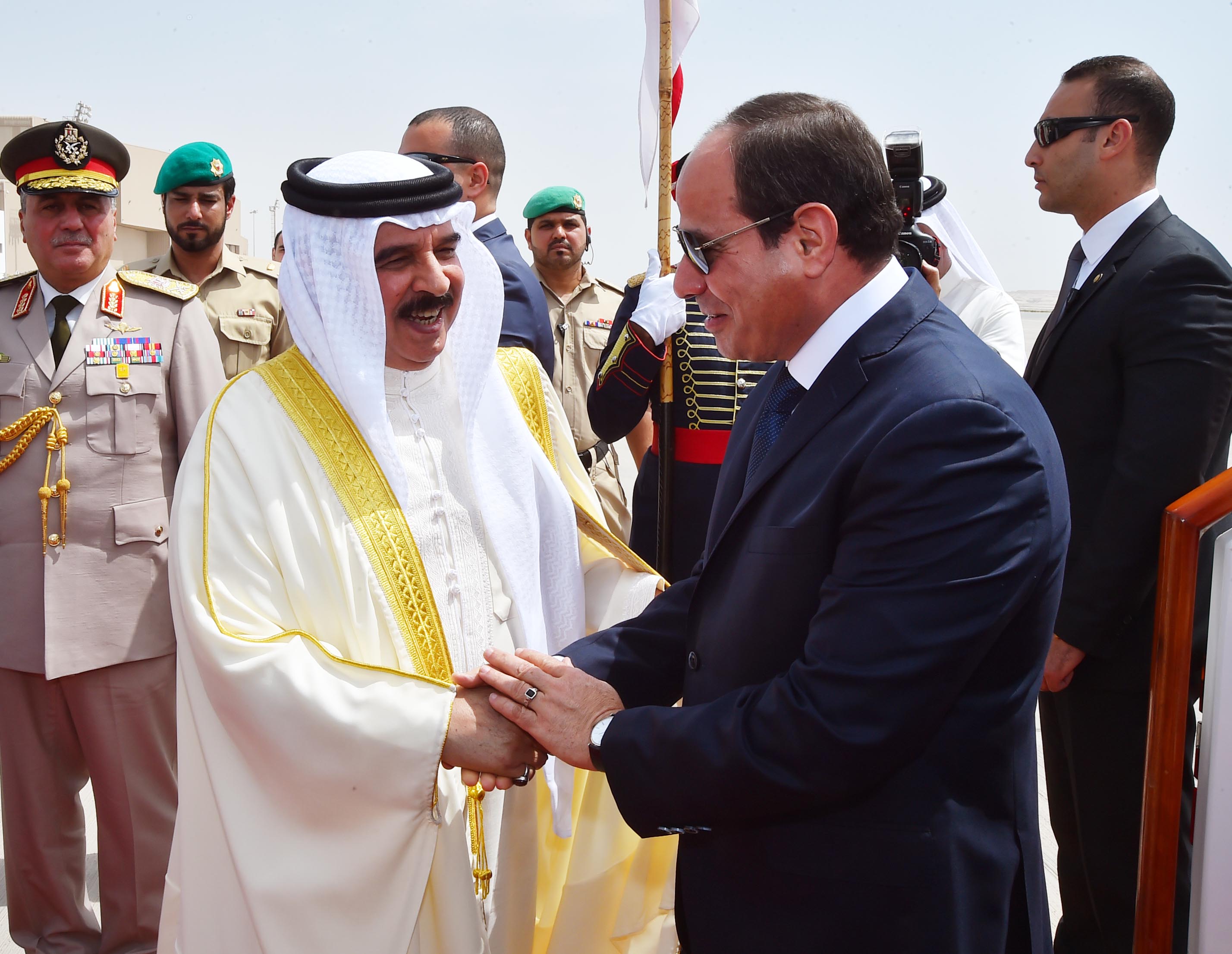 بالفيديو.. ملك البحرين يستقبل السيسي على أنغام «رأفت الهجان»!
