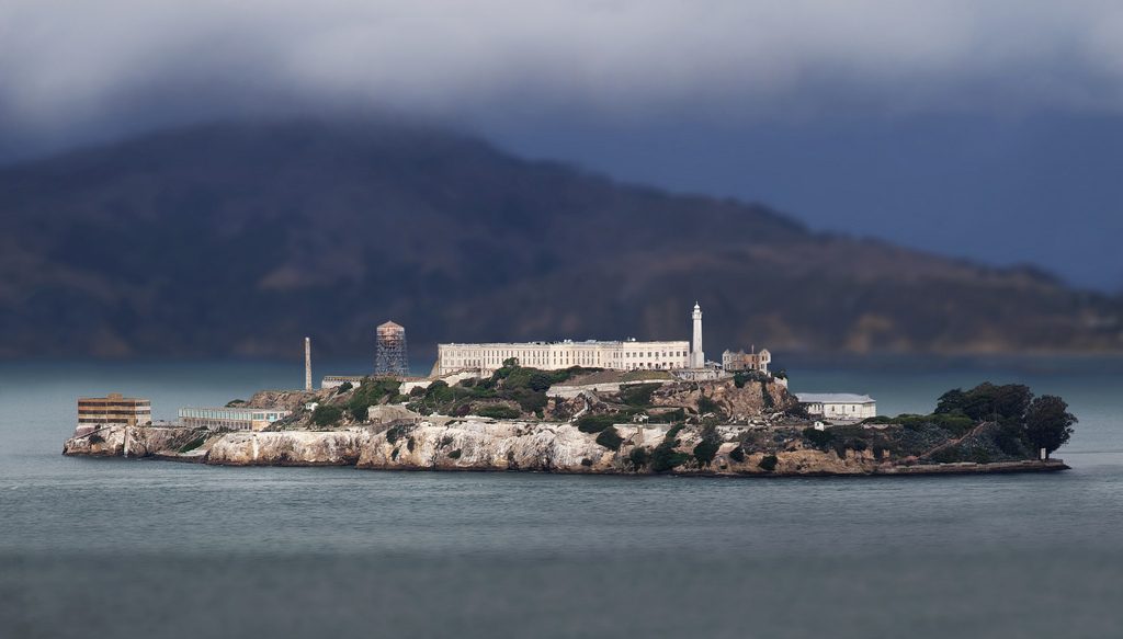 شهد معارك ومحاولات هروب انتهت بالموت.. ماذا تعرف عن سجن ألكاتراز أو «الصخرة»؟