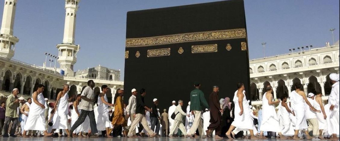 أثناء الطواف في مكة