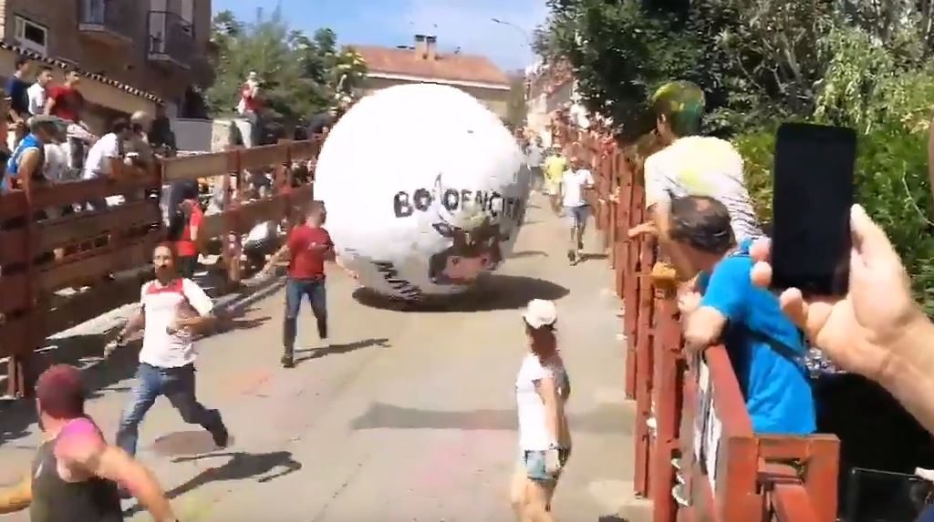 كرة عملاقة تسحق متسابقاً لم يتبع الإرشادات.. اللعبة التي حلّت مكان «الثيران الخطرة» أكثر أماناً