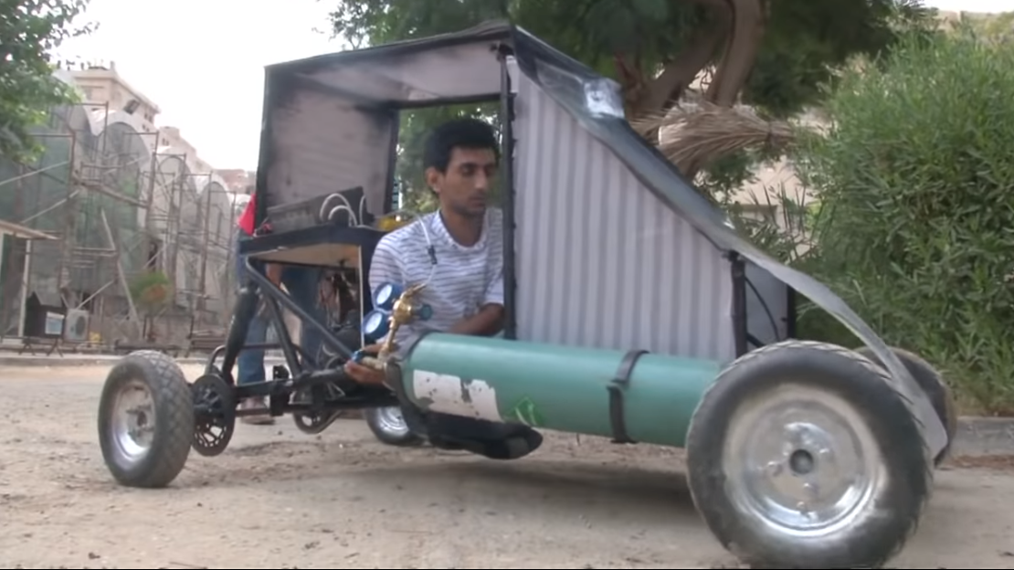 سعرها قليل جداً، وتعمل بالهواء المضغوط.. فيديو لسيارة صمَّمها طلاب مصريون تكافح أسعار الوقود