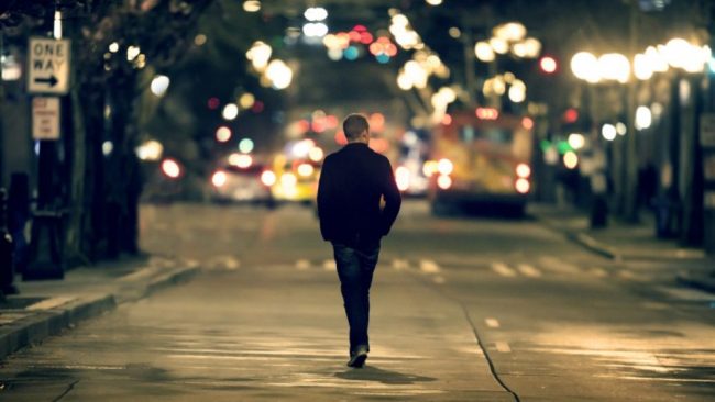 تشعر بالوحدة؟ قلة النوم أحد أسبابها، و هذا هو الحل الجيد للخلاص منها