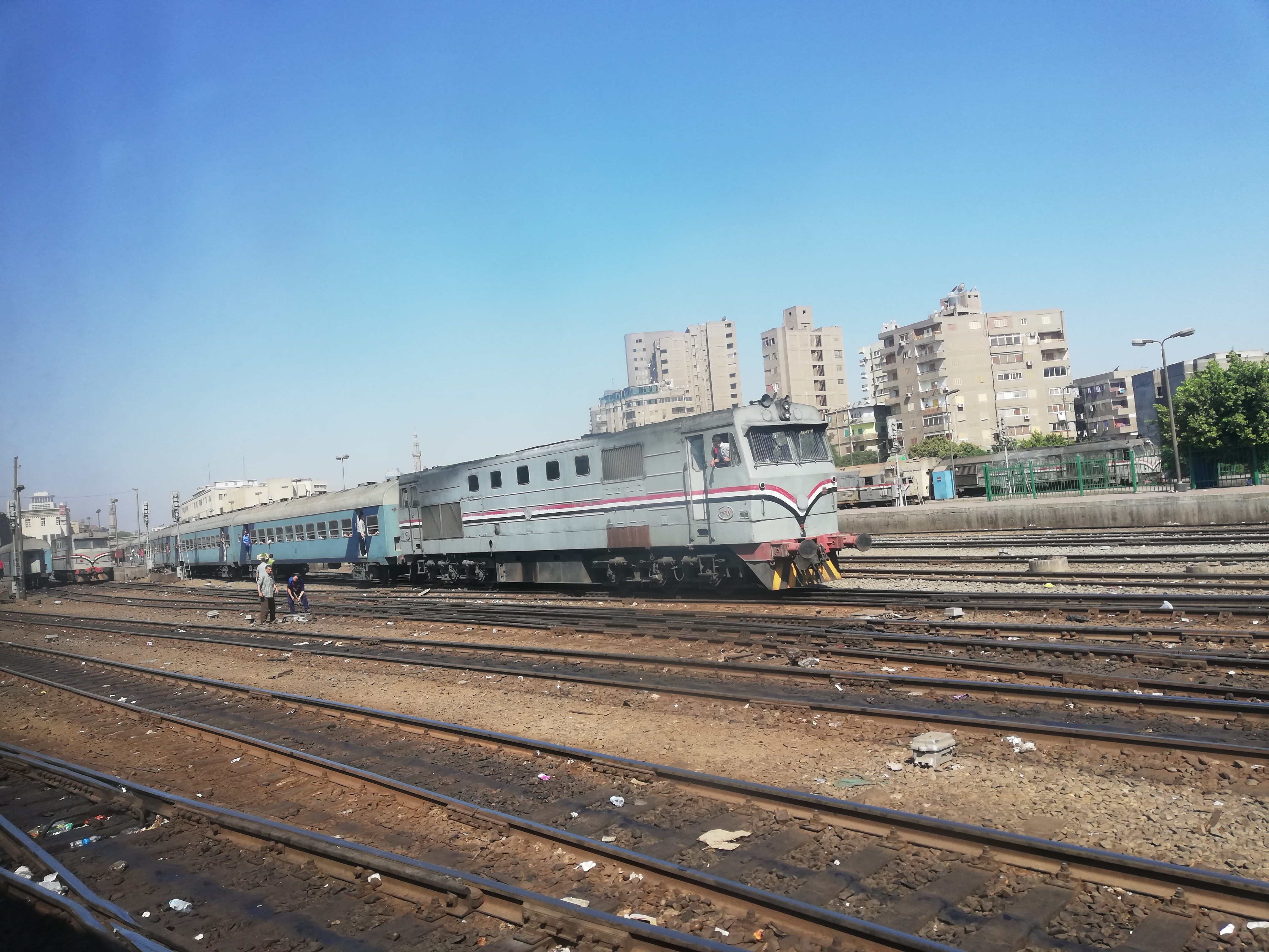 أزمة كل عيد في مصر.. الصعايدة في مهمة شاقة للبحث عن تذاكر القطارات