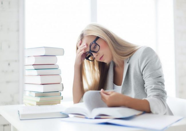 ليست بكثرة القراءة.. متى يحقُّ لنا أن نقولَ عن أحدهم «مثقف»؟