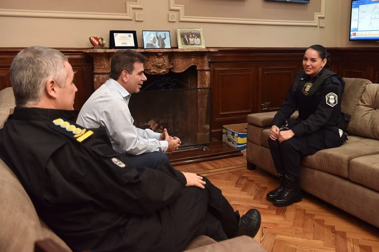 ترقية شرطية أرجنتينية لإرضاعها طفلاً تركه أهله داخل أحد المستشفيات