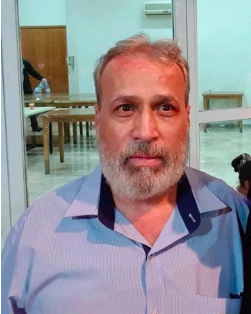 عادة ما يتنقل الدكتور إسبر مع سيارتين لحمايته