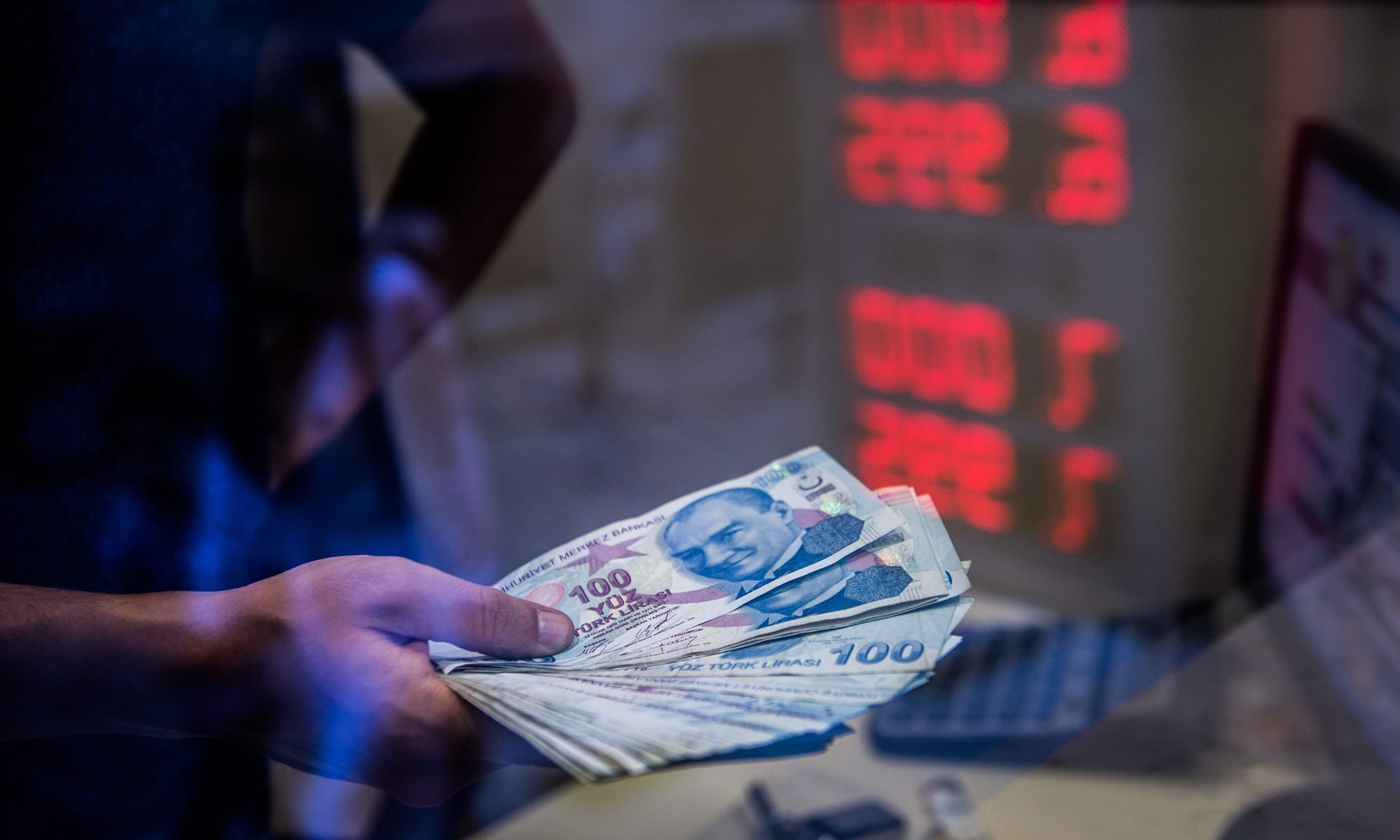 يتأخر سداد الديون فتخسر البنوك الأوروبية وتهتز أسواق ناشئة وتفلس شركات.. السيناريو الأسوأ لتراجع الليرة التركية هو أزمة مالية عالمية