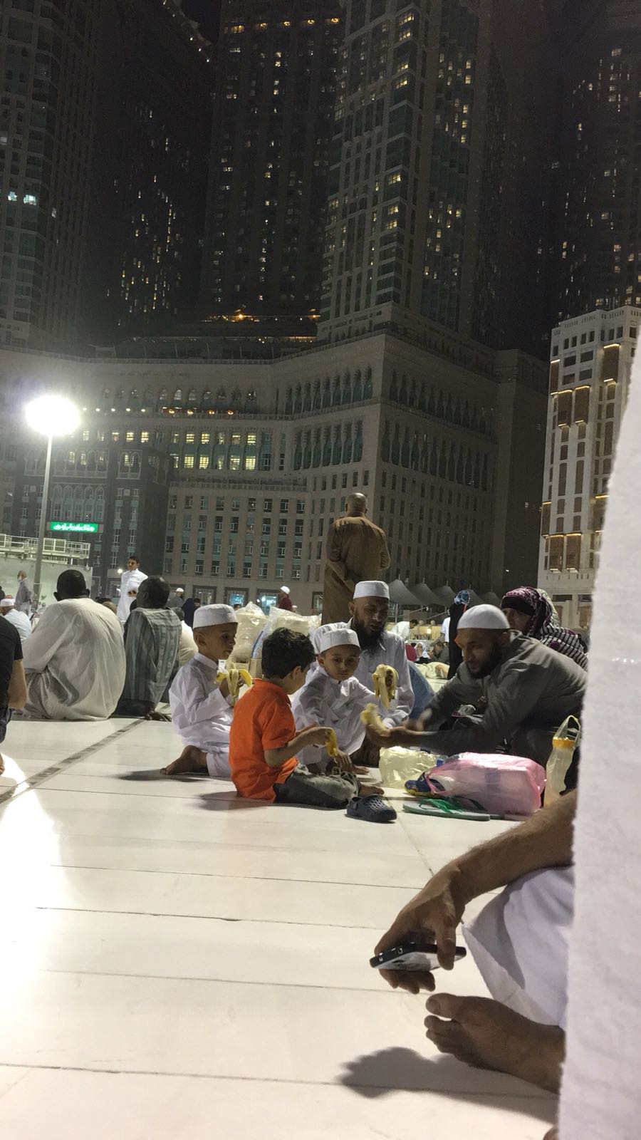 الطفل السعودي في مكة قبل عودته لأميركا ثم إبعاده عن أهله