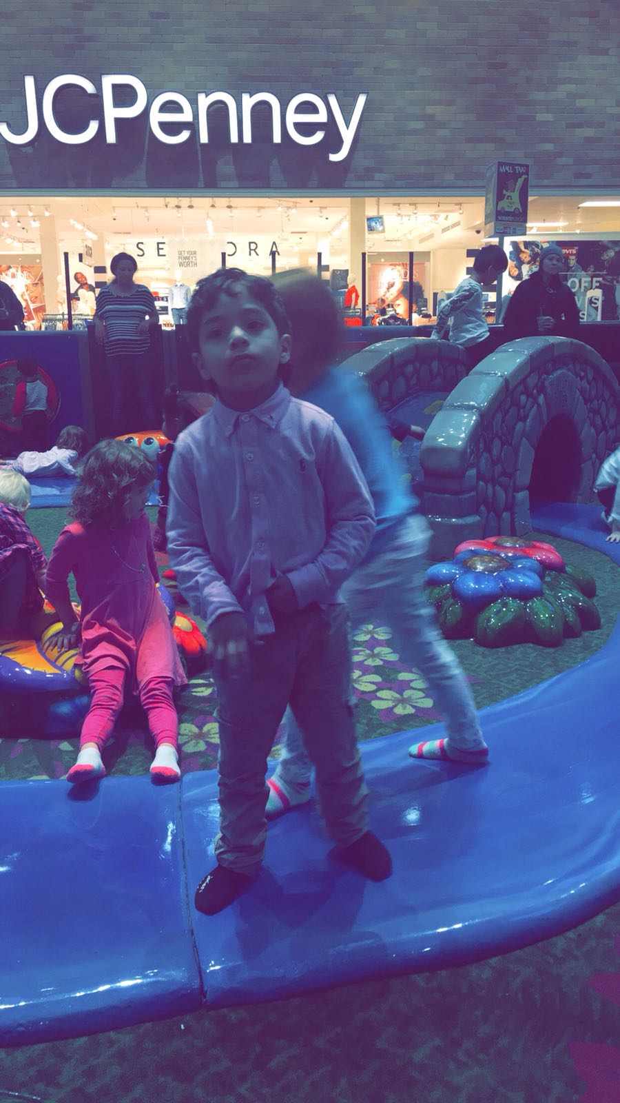 خلال لعبه في أحد المراكز التجارية