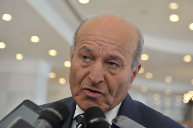 أغنى رجل في الجزائر، مدعوم من فرنسا، يدخل مجال الإعلام ويهدد عرش بوتفليقة، تعرّف عليه