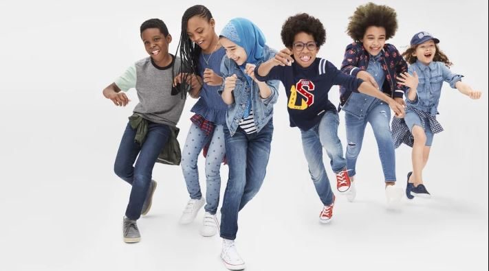 GAP أظهر فتاة بالحجاب في إعلان لملابس الأطفال بأميركا، فعم الغضب فرنسا