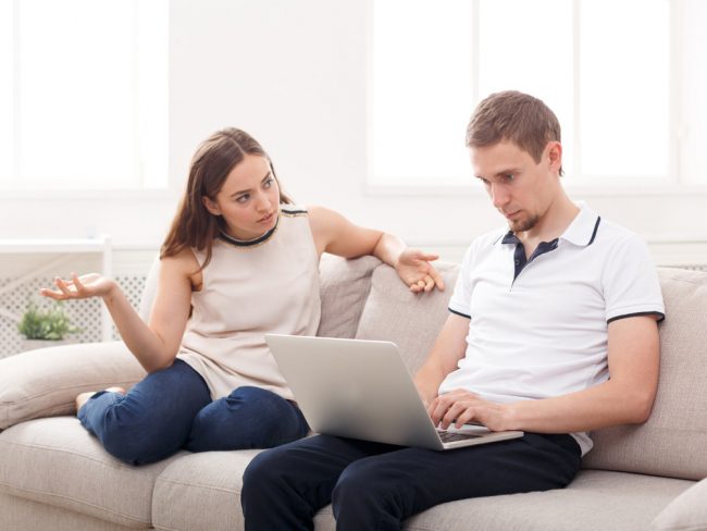 حاضر بجسدك وغائب بعقلك.. تفقُّد رسائل العمل في المنزل يضر بعلاقتك الزوجية