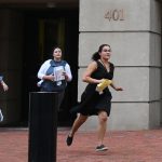 الصحفيون يركضون خارج قاعة المحكمة