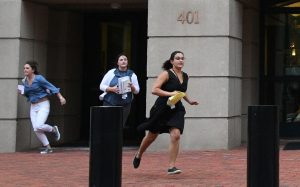 الصحفيون يركضون خارج قاعة المحكمة