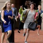 الصحفيون يركضون خارج قاعة المحكمة